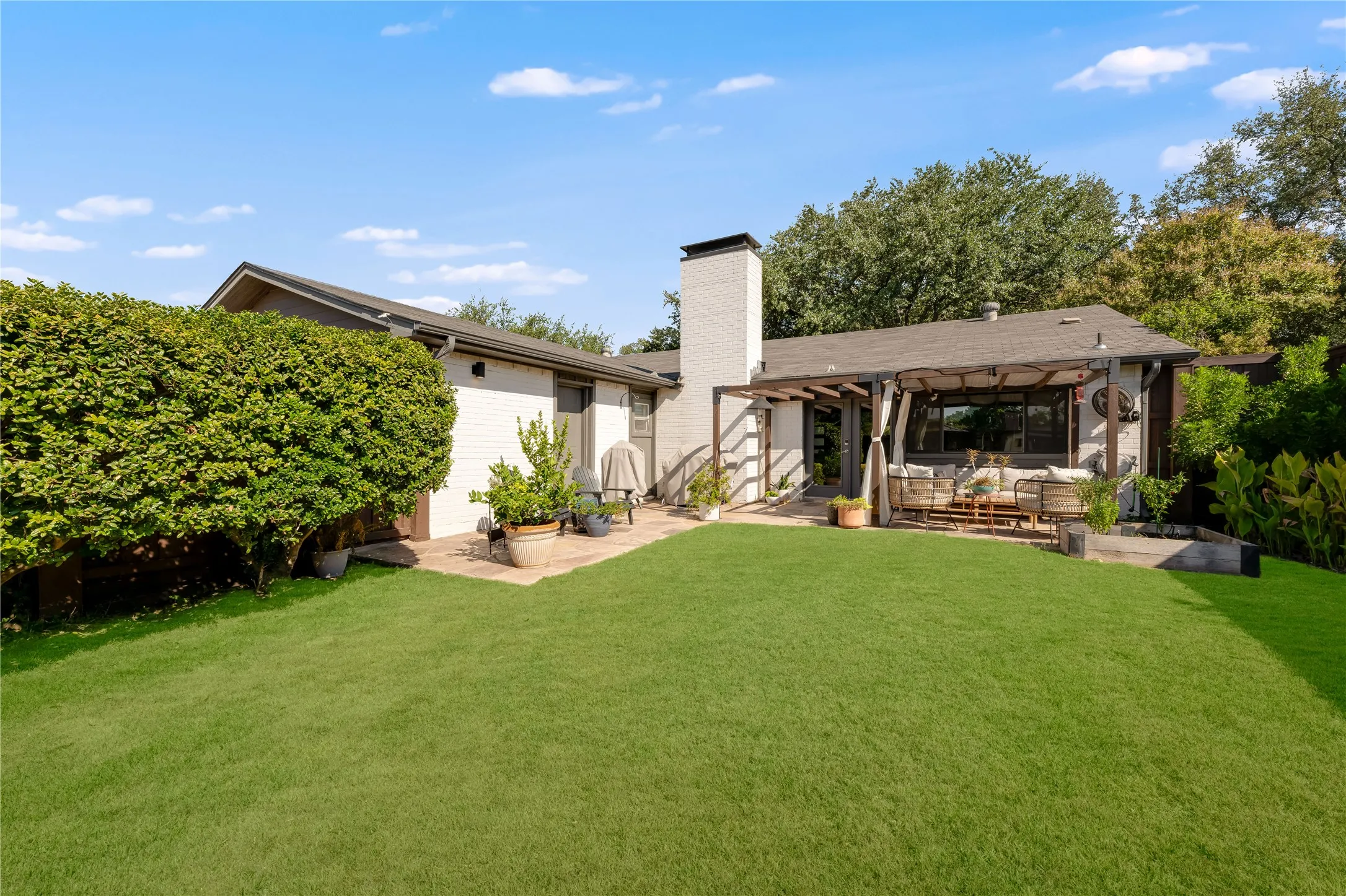 Single Family Residence For Sale in Dallas County , 10908 Villa Haven Drive, Dallas, Texas 75238, 3 Bedroom, 2 Bathroom, 2 Garage spaces, 1,895 Sqft, built in 1974, mls#21384772, Real Estate Agent in Dallas, Homes For Sale in Dallas county, Homes For Sale in Dallas, Realtor in Dallas Texas, Real Estate Brokerage Independent Realty Texas, Luminita Cordes Realtor