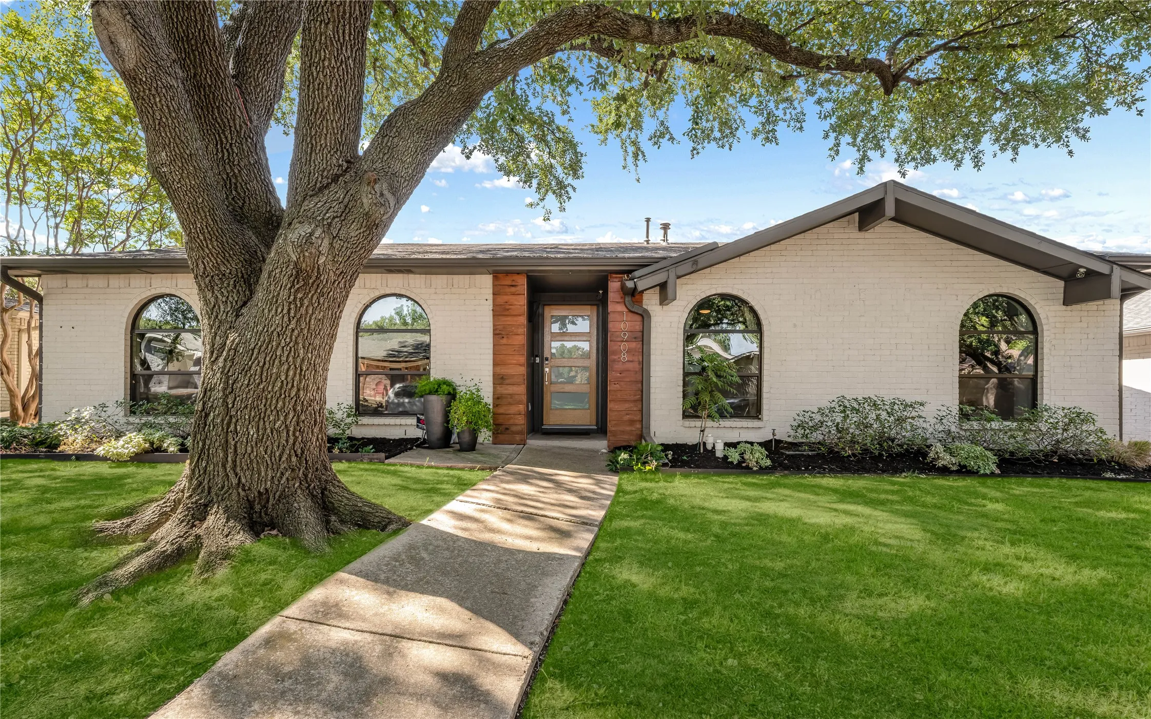 Single Family Residence For Sale in Dallas County , 10908 Villa Haven Drive, Dallas, Texas 75238, 3 Bedroom, 2 Bathroom, 2 Garage spaces, 1,895 Sqft, built in 1974, mls#21384772, Real Estate Agent in Dallas, Homes For Sale in Dallas county, Homes For Sale in Dallas, Realtor in Dallas Texas, Real Estate Brokerage Independent Realty Texas, Luminita Cordes Realtor