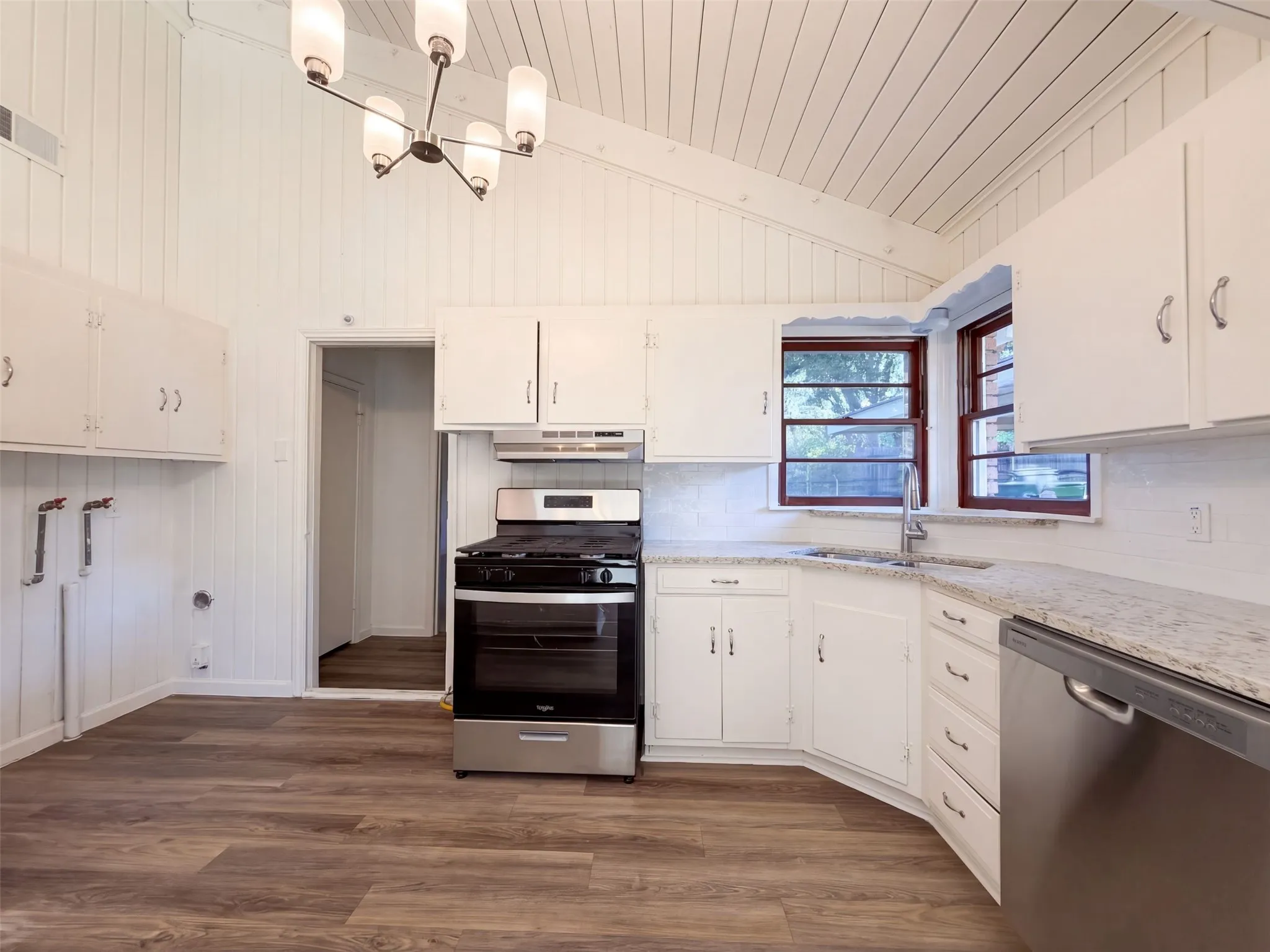 Single Family Residence For Sale in Tarrant County , 1725 Danciger Drive, Fort Worth, Texas 76112, 3 Bedroom, 2 Bathroom, Garage spaces, 2,031 Sqft, built in 1954, mls#21384801, Real Estate Agent in Fort Worth, Homes For Sale in Tarrant county, Homes For Sale in Fort Worth, Realtor in Fort Worth Texas, Real Estate Brokerage Independent Realty Texas, Luminita Cordes Realtor