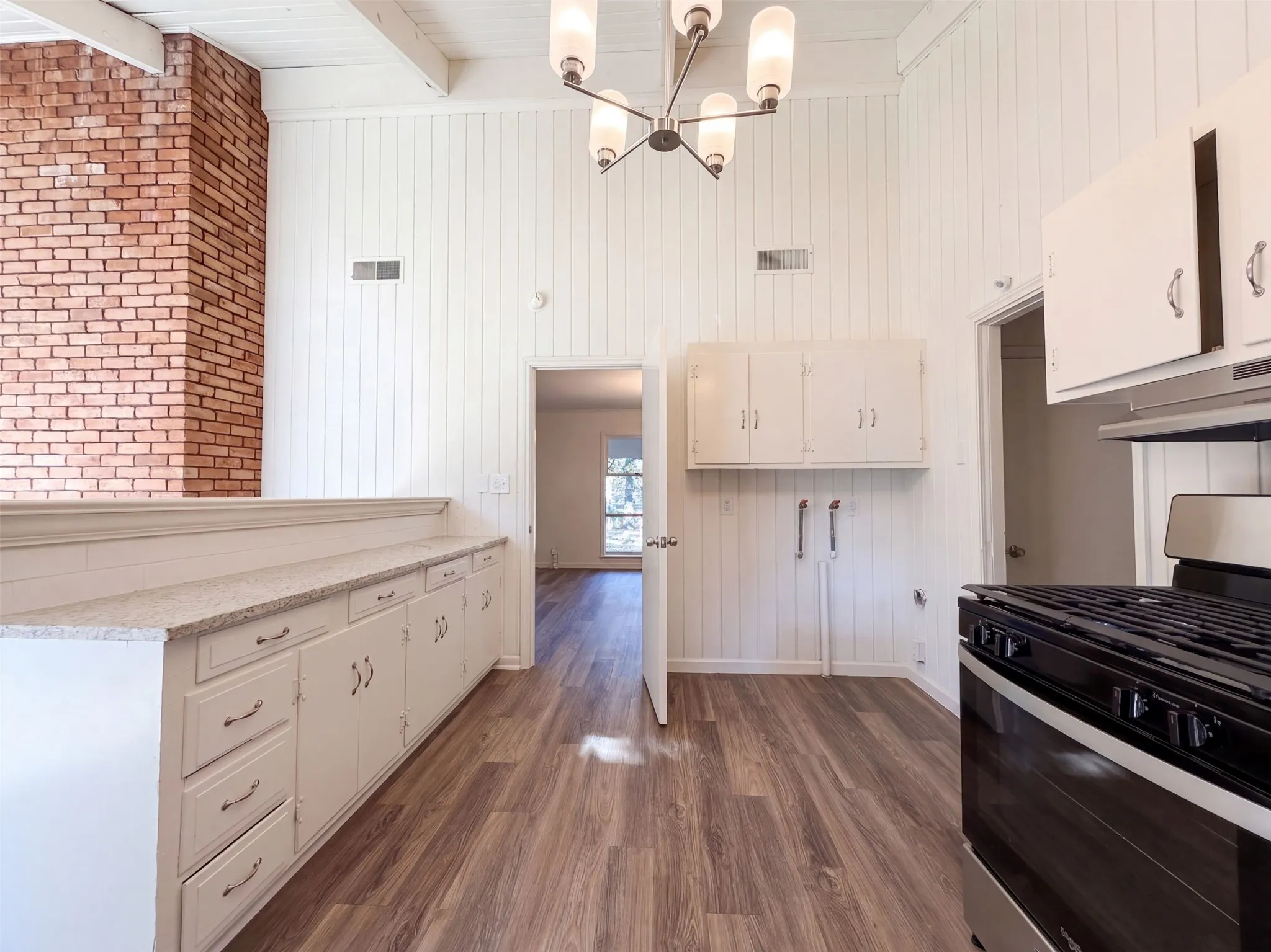 Single Family Residence For Sale in Tarrant County , 1725 Danciger Drive, Fort Worth, Texas 76112, 3 Bedroom, 2 Bathroom, Garage spaces, 2,031 Sqft, built in 1954, mls#21384801, Real Estate Agent in Fort Worth, Homes For Sale in Tarrant county, Homes For Sale in Fort Worth, Realtor in Fort Worth Texas, Real Estate Brokerage Independent Realty Texas, Luminita Cordes Realtor