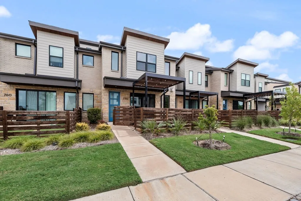 Townhouse For Rent in Denton County , 770 Cavitt Court, Prosper, Texas 75078, 3 Bedroom, 3 Bathroom, 2 Garage spaces, 1,868 Sqft, built in 2022, mls#21384756, Real Estate Agent in Prosper, Homes For Rent in Denton county, Homes For Rent in Prosper, Realtor in Prosper Texas, Real Estate Brokerage Independent Realty Texas, Luminita Cordes Realtor