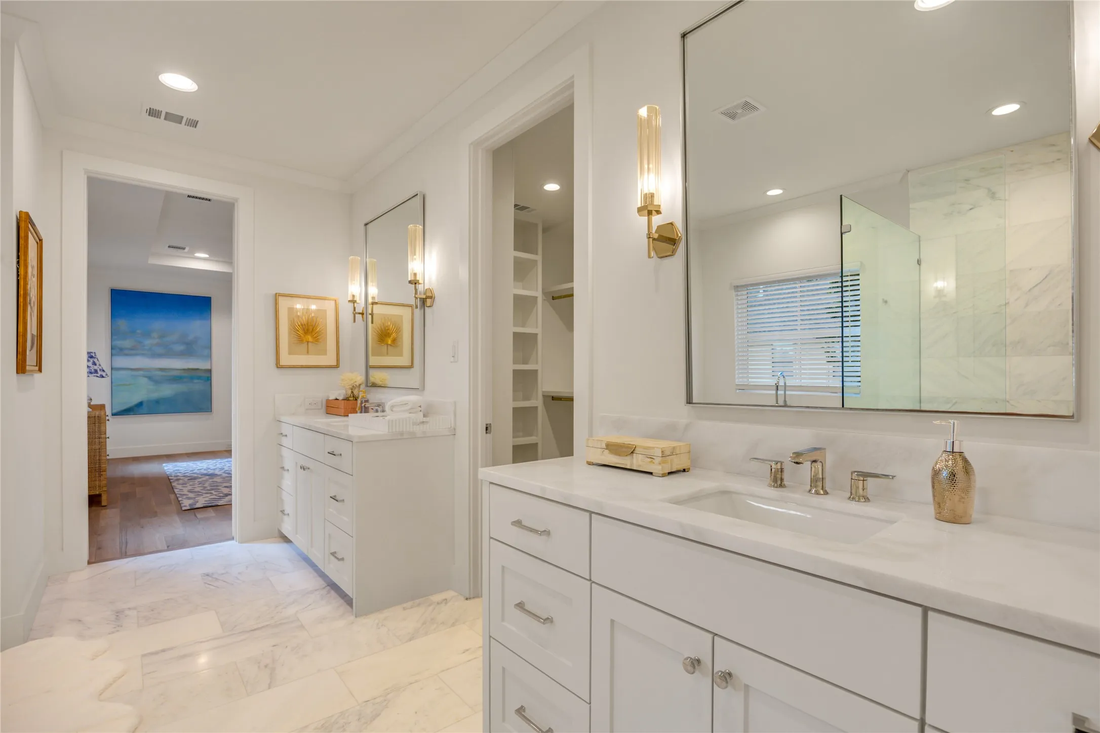 The opening to a huge walk-in closet is between the two vanities.