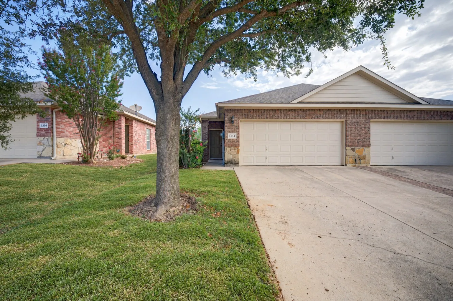 Duplex For Rent in Tarrant County , 1314 Piedmont Drive, Mansfield, Texas 76063, 3 Bedroom, 2 Bathroom, 2 Garage spaces, 1,222 Sqft, built in 2008, mls#21384359, Real Estate Agent in Mansfield, Homes For Rent in Tarrant county, Homes For Rent in Mansfield, Realtor in Mansfield Texas, Real Estate Brokerage Independent Realty Texas, Luminita Cordes Realtor