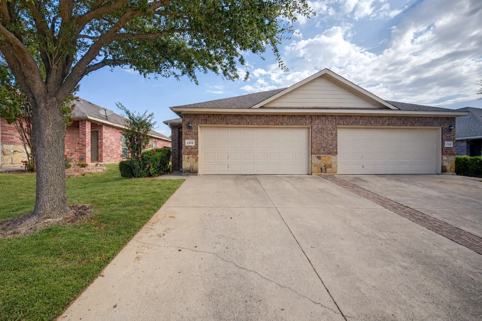 Duplex For Rent in Tarrant County , 1314 Piedmont Drive, Mansfield, Texas 76063, 3 Bedroom, 2 Bathroom, 2 Garage spaces, 1,222 Sqft, built in 2008, mls#21384359, Real Estate Agent in Mansfield, Homes For Rent in Tarrant county, Homes For Rent in Mansfield, Realtor in Mansfield Texas, Real Estate Brokerage Independent Realty Texas, Luminita Cordes Realtor