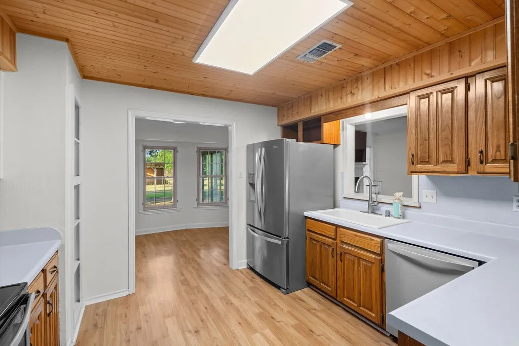 Single Family Residence For Sale in Hopkins County , 1620 College St Street, Sulphur Springs, Texas 75482, 3 Bedroom, 2 Bathroom, 2 Garage spaces, 2,117 Sqft, built in 1984, mls#21384835, Real Estate Agent in Sulphur Springs, Homes For Sale in Hopkins county, Homes For Sale in Sulphur Springs, Realtor in Sulphur Springs Texas, Real Estate Brokerage Independent Realty Texas, Luminita Cordes Realtor