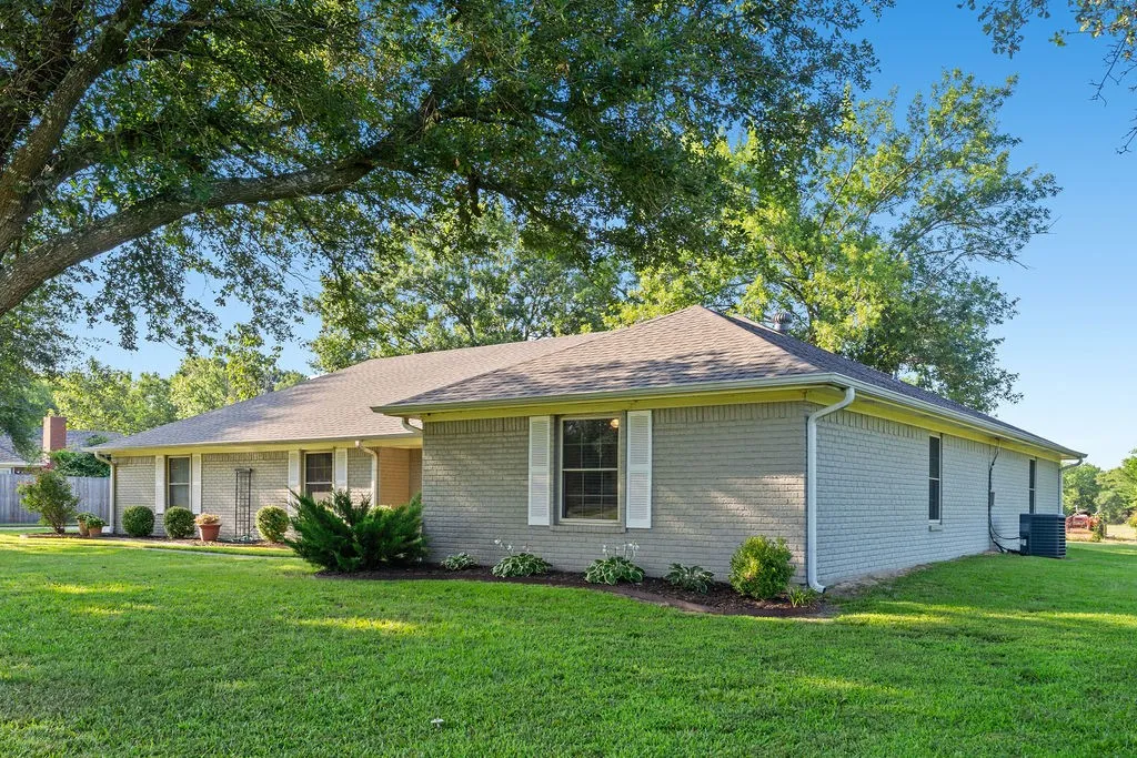 Single Family Residence For Sale in Hopkins County , 1620 College St Street, Sulphur Springs, Texas 75482, 3 Bedroom, 2 Bathroom, 2 Garage spaces, 2,117 Sqft, built in 1984, mls#21384835, Real Estate Agent in Sulphur Springs, Homes For Sale in Hopkins county, Homes For Sale in Sulphur Springs, Realtor in Sulphur Springs Texas, Real Estate Brokerage Independent Realty Texas, Luminita Cordes Realtor