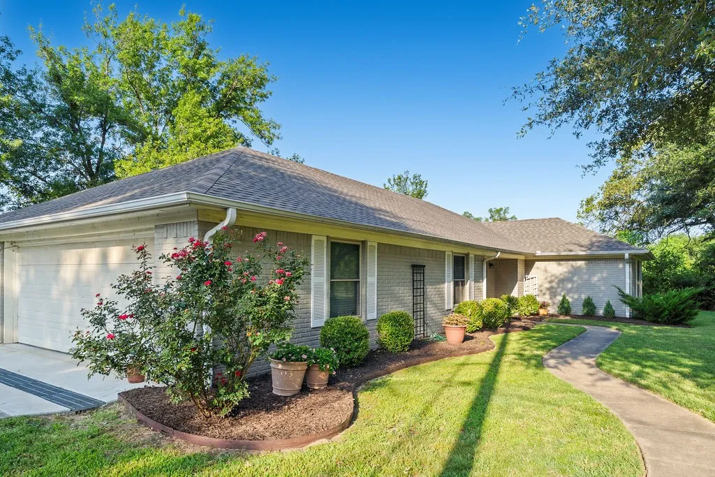 Single Family Residence For Sale in Hopkins County , 1620 College St Street, Sulphur Springs, Texas 75482, 3 Bedroom, 2 Bathroom, 2 Garage spaces, 2,117 Sqft, built in 1984, mls#21384835, Real Estate Agent in Sulphur Springs, Homes For Sale in Hopkins county, Homes For Sale in Sulphur Springs, Realtor in Sulphur Springs Texas, Real Estate Brokerage Independent Realty Texas, Luminita Cordes Realtor