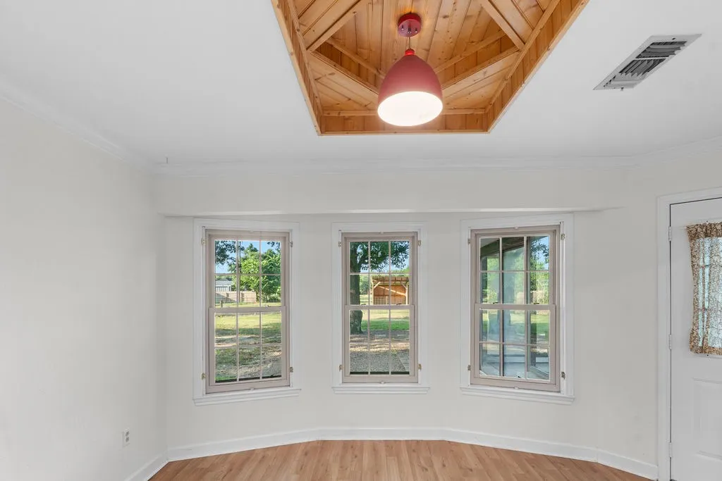 Single Family Residence For Sale in Hopkins County , 1620 College St Street, Sulphur Springs, Texas 75482, 3 Bedroom, 2 Bathroom, 2 Garage spaces, 2,117 Sqft, built in 1984, mls#21384835, Real Estate Agent in Sulphur Springs, Homes For Sale in Hopkins county, Homes For Sale in Sulphur Springs, Realtor in Sulphur Springs Texas, Real Estate Brokerage Independent Realty Texas, Luminita Cordes Realtor