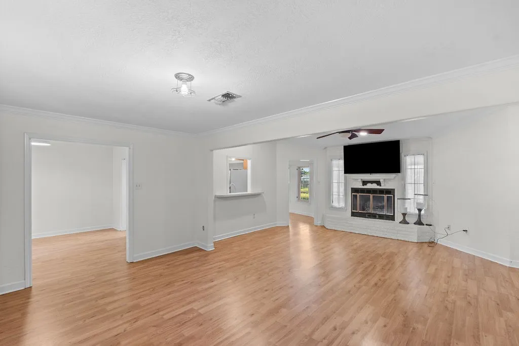Single Family Residence For Sale in Hopkins County , 1620 College St Street, Sulphur Springs, Texas 75482, 3 Bedroom, 2 Bathroom, 2 Garage spaces, 2,117 Sqft, built in 1984, mls#21384835, Real Estate Agent in Sulphur Springs, Homes For Sale in Hopkins county, Homes For Sale in Sulphur Springs, Realtor in Sulphur Springs Texas, Real Estate Brokerage Independent Realty Texas, Luminita Cordes Realtor