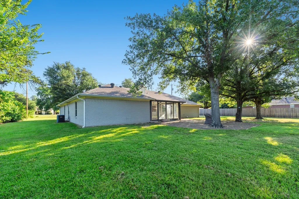 Single Family Residence For Sale in Hopkins County , 1620 College St Street, Sulphur Springs, Texas 75482, 3 Bedroom, 2 Bathroom, 2 Garage spaces, 2,117 Sqft, built in 1984, mls#21384835, Real Estate Agent in Sulphur Springs, Homes For Sale in Hopkins county, Homes For Sale in Sulphur Springs, Realtor in Sulphur Springs Texas, Real Estate Brokerage Independent Realty Texas, Luminita Cordes Realtor