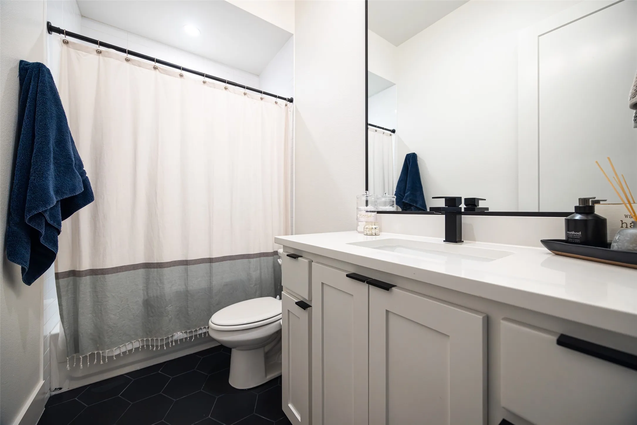 Secondary bathroom, granite countertops, garden tub