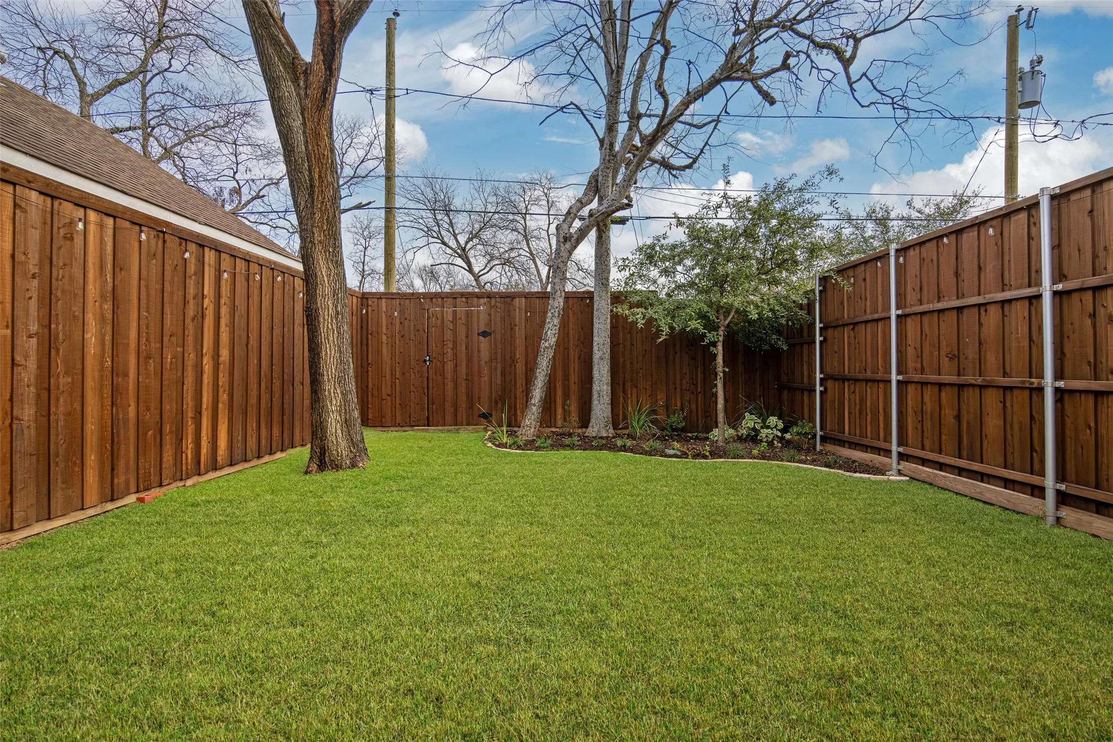Beautiful landscaped backyard, plenty of room to entertain..