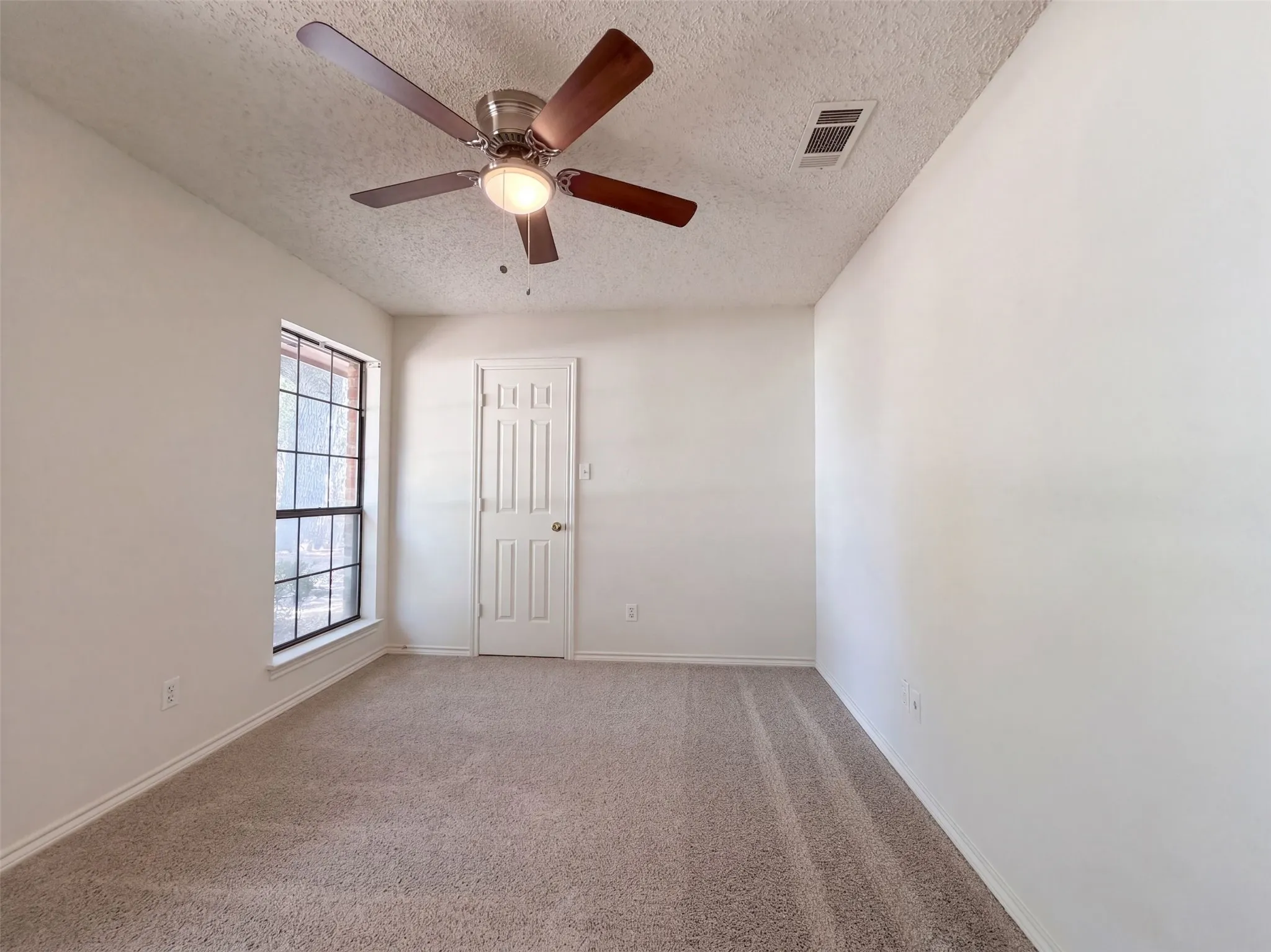 Single Family Residence For Sale in Tarrant County , 5126 Eagle Nest Drive, Arlington, Texas 76017, 3 Bedroom, 2 Bathroom, 2 Garage spaces, 1,669 Sqft, built in 1980, mls#21384842, Real Estate Agent in Arlington, Homes For Sale in Tarrant county, Homes For Sale in Arlington, Realtor in Arlington Texas, Real Estate Brokerage Independent Realty Texas, Luminita Cordes Realtor
