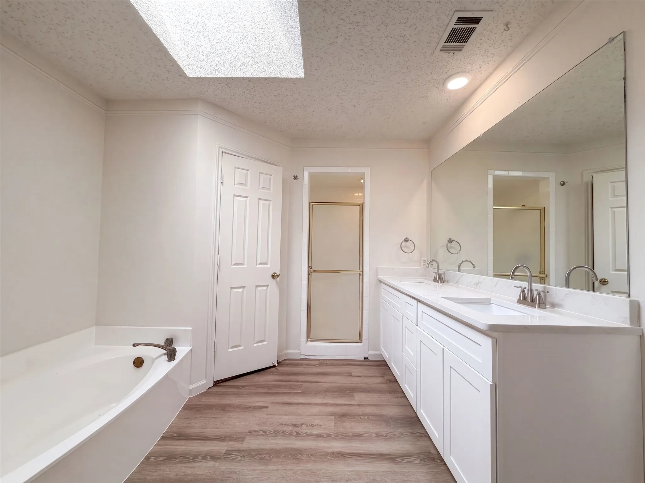 Single Family Residence For Sale in Tarrant County , 5126 Eagle Nest Drive, Arlington, Texas 76017, 3 Bedroom, 2 Bathroom, 2 Garage spaces, 1,669 Sqft, built in 1980, mls#21384842, Real Estate Agent in Arlington, Homes For Sale in Tarrant county, Homes For Sale in Arlington, Realtor in Arlington Texas, Real Estate Brokerage Independent Realty Texas, Luminita Cordes Realtor
