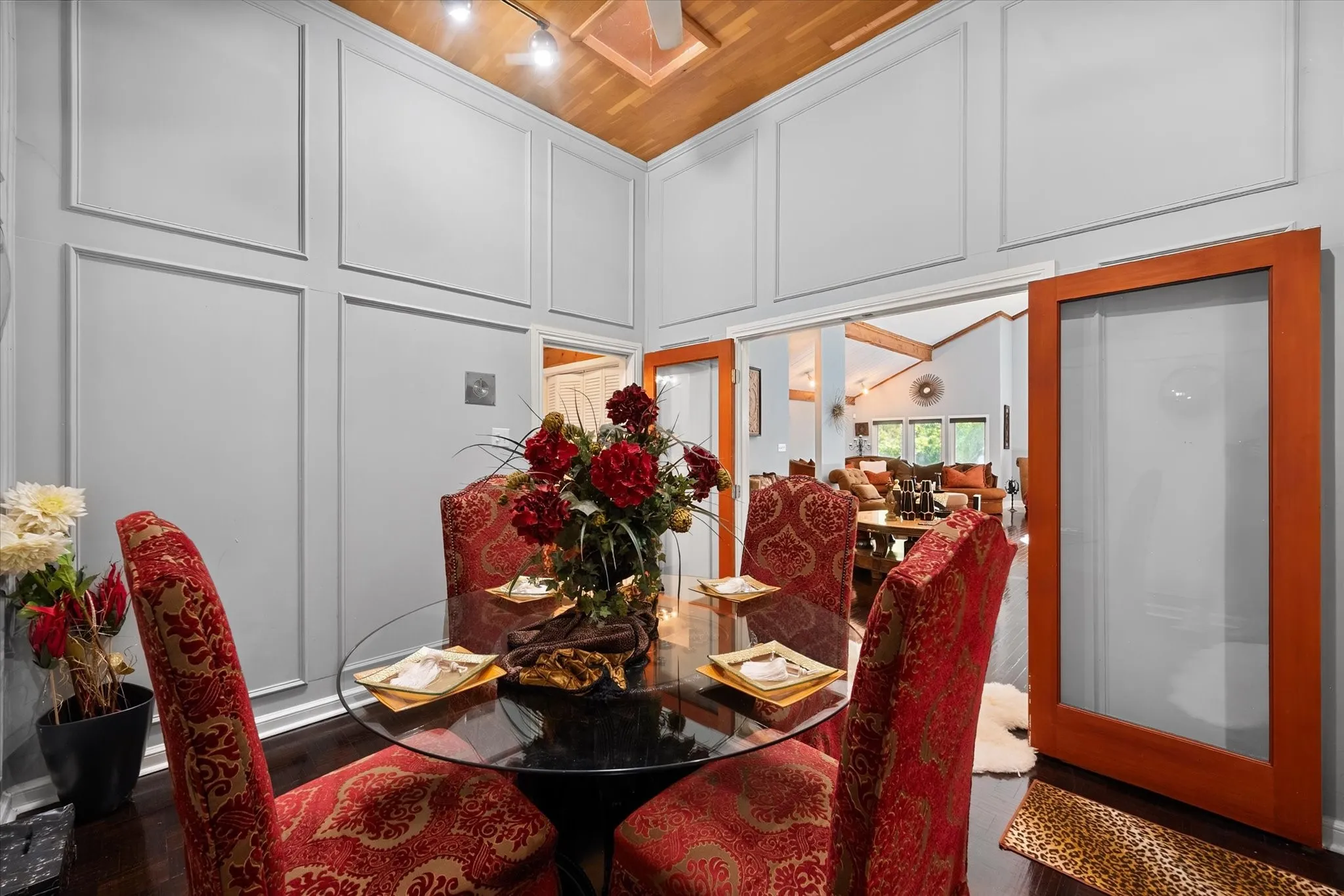 Tray ceiling with wood-finish planks, decorative wall molding, wood-finish flooring, and recessed lighting