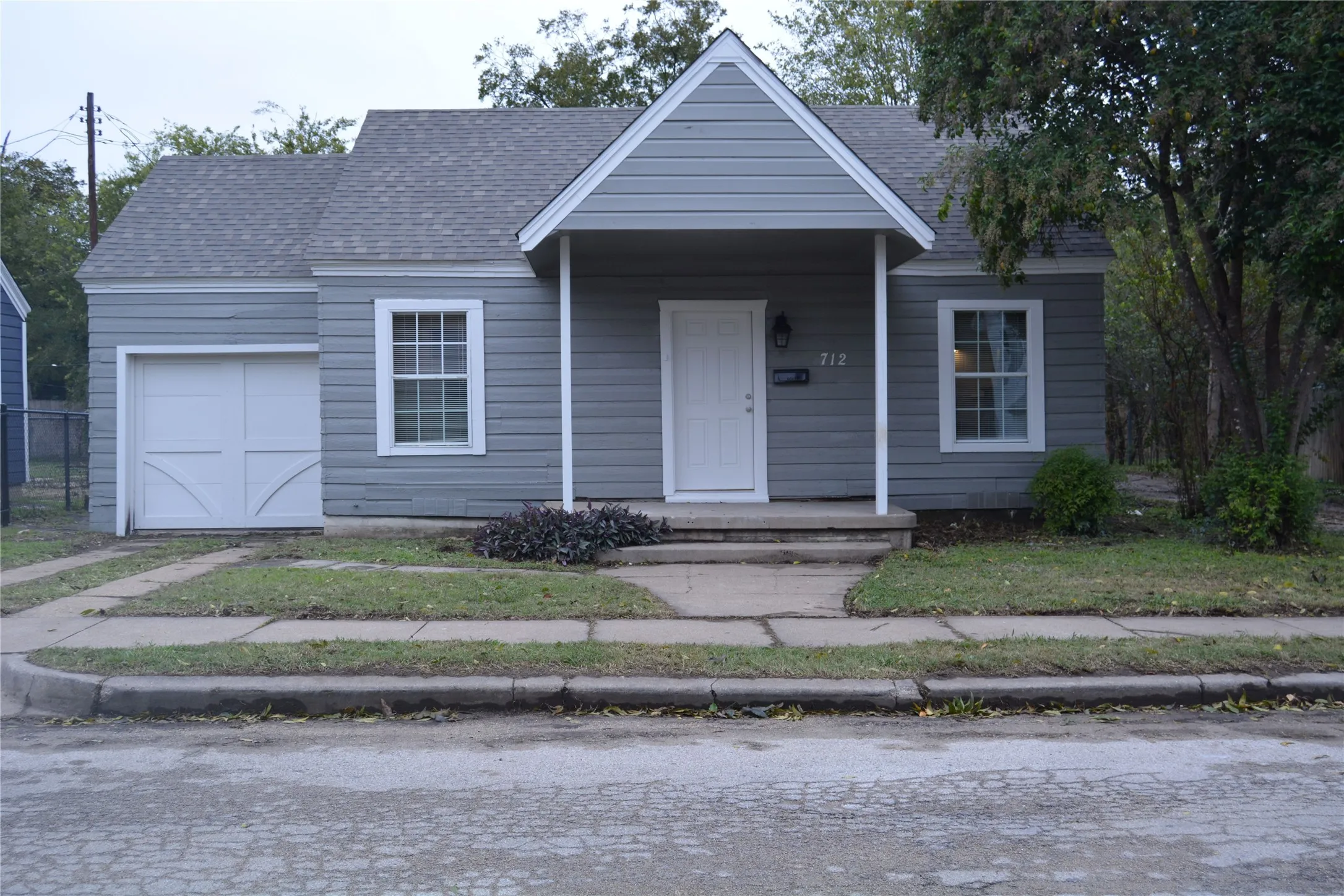 Single Family Residence For Rent in Tarrant County , 712 Cantey Avenue W, Fort Worth, Texas 76110, 1 Bedroom, 1 Bathroom, 1 Garage spaces, 756 Sqft, built in 1939, mls#21384850, Real Estate Agent in Fort Worth, Homes For Rent in Tarrant county, Homes For Rent in Fort Worth, Realtor in Fort Worth Texas, Real Estate Brokerage Independent Realty Texas, Luminita Cordes Realtor