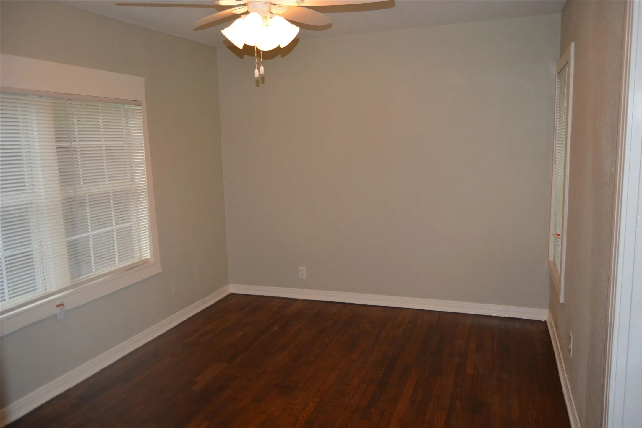 Single Family Residence For Rent in Tarrant County , 712 Cantey Avenue W, Fort Worth, Texas 76110, 1 Bedroom, 1 Bathroom, 1 Garage spaces, 756 Sqft, built in 1939, mls#21384850, Real Estate Agent in Fort Worth, Homes For Rent in Tarrant county, Homes For Rent in Fort Worth, Realtor in Fort Worth Texas, Real Estate Brokerage Independent Realty Texas, Luminita Cordes Realtor