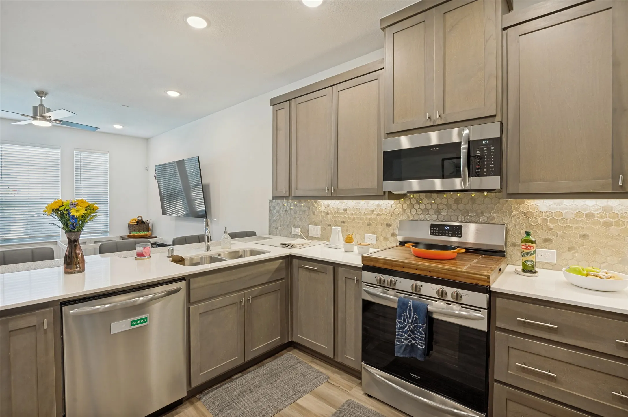 Townhouse For Sale in Collin County , 917 Utica Drive, Mc Kinney, Texas 75069, 3 Bedroom, 3 Bathroom, 2 Garage spaces, 1,694 Sqft, built in 2020, mls#21384853, Real Estate Agent in Mc Kinney, Homes For Sale in Collin county, Homes For Sale in Mc Kinney, Realtor in Mc Kinney Texas, Real Estate Brokerage Independent Realty Texas, Luminita Cordes Realtor