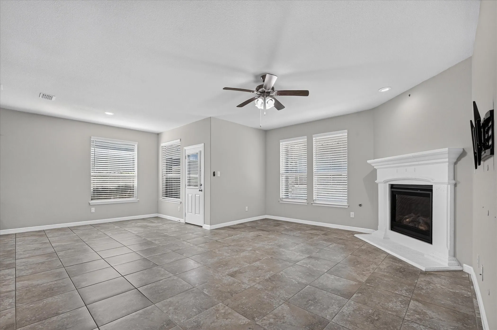 Single Family Residence For Sale in Denton County , 2508 Clay Creek Lane, Fort Worth, Texas 76177, 3 Bedroom, 2 Bathroom, 2 Garage spaces, 2,031 Sqft, built in 2019, mls#21384834, Real Estate Agent in Fort Worth, Homes For Sale in Denton county, Homes For Sale in Fort Worth, Realtor in Fort Worth Texas, Real Estate Brokerage Independent Realty Texas, Luminita Cordes Realtor