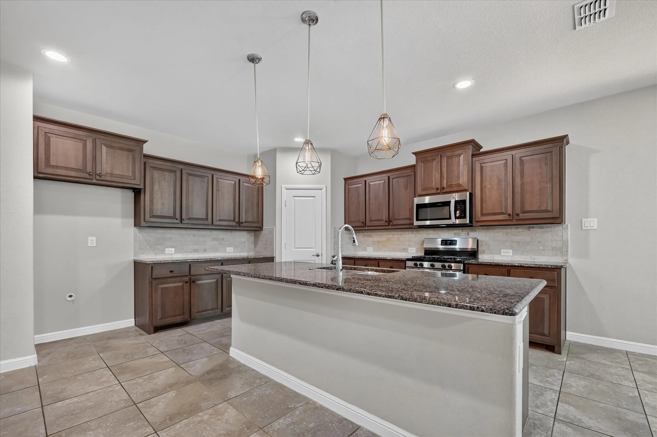 Single Family Residence For Sale in Denton County , 2508 Clay Creek Lane, Fort Worth, Texas 76177, 3 Bedroom, 2 Bathroom, 2 Garage spaces, 2,031 Sqft, built in 2019, mls#21384834, Real Estate Agent in Fort Worth, Homes For Sale in Denton county, Homes For Sale in Fort Worth, Realtor in Fort Worth Texas, Real Estate Brokerage Independent Realty Texas, Luminita Cordes Realtor