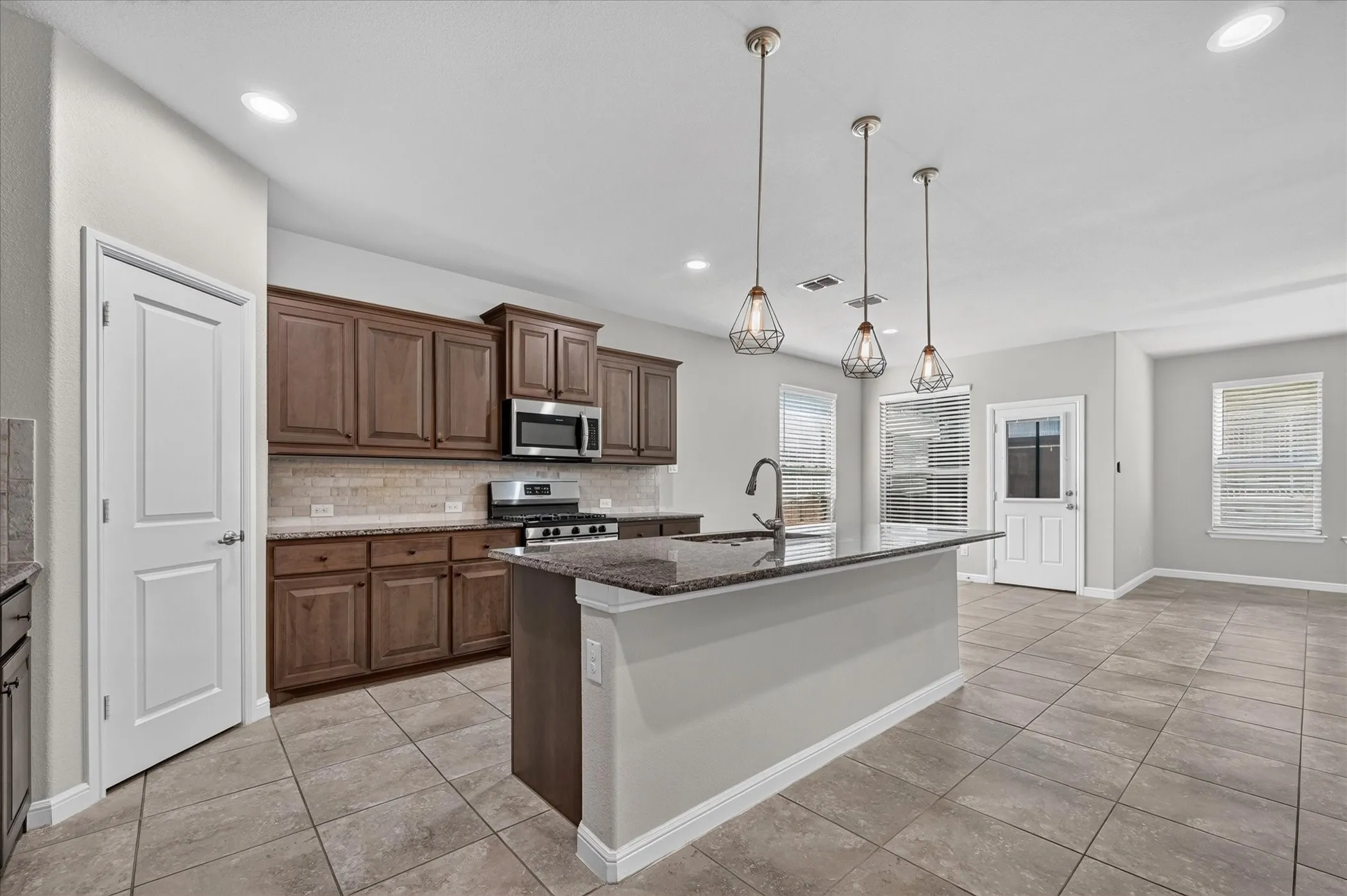 Single Family Residence For Sale in Denton County , 2508 Clay Creek Lane, Fort Worth, Texas 76177, 3 Bedroom, 2 Bathroom, 2 Garage spaces, 2,031 Sqft, built in 2019, mls#21384834, Real Estate Agent in Fort Worth, Homes For Sale in Denton county, Homes For Sale in Fort Worth, Realtor in Fort Worth Texas, Real Estate Brokerage Independent Realty Texas, Luminita Cordes Realtor