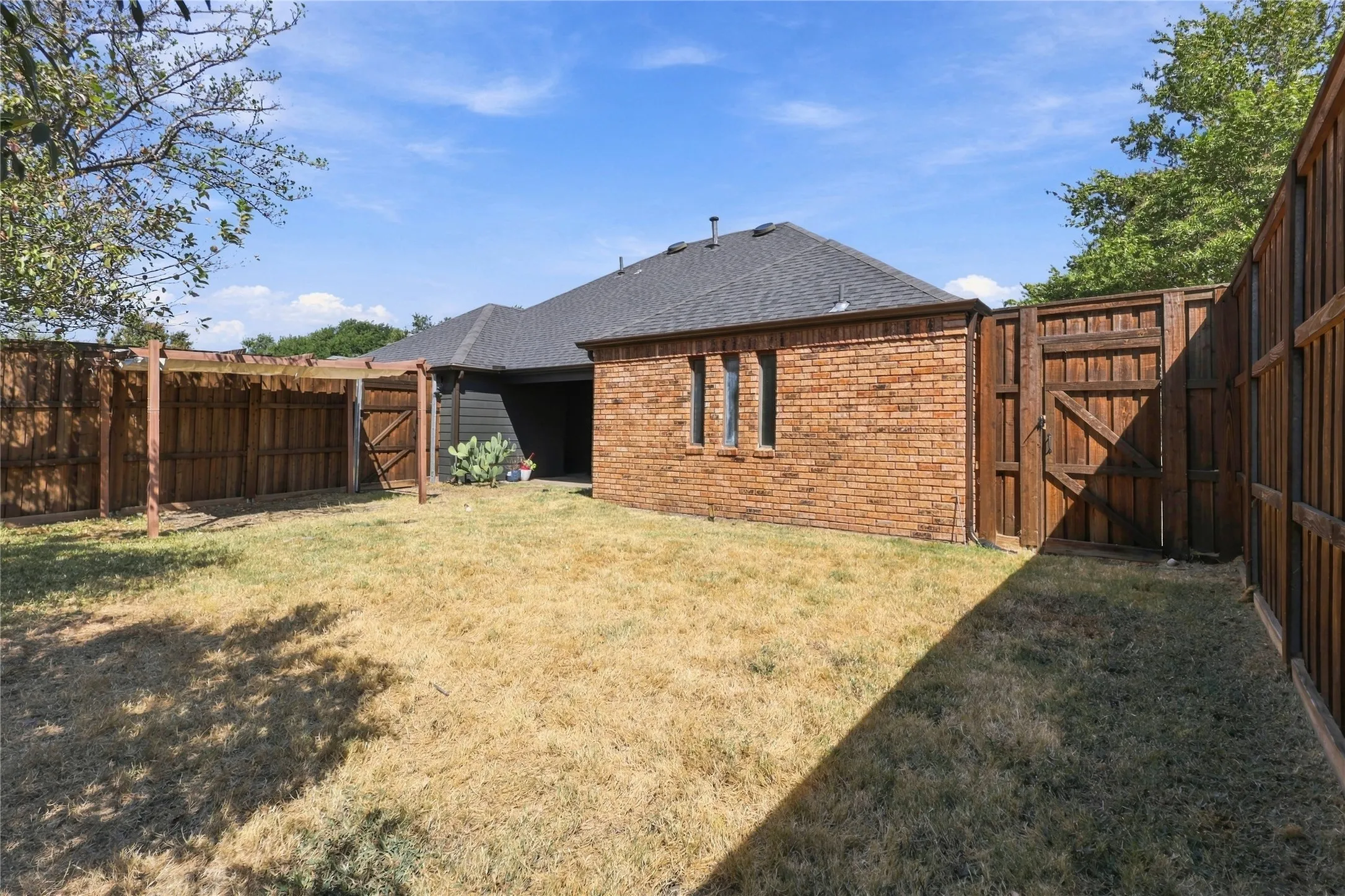 Single Family Residence For Sale in Denton County , 2312 Stone Glen Lane, Carrollton, Texas 75007, 4 Bedroom, 2 Bathroom, 2 Garage spaces, 2,326 Sqft, built in 1983, mls#21374474, Real Estate Agent in Carrollton, Homes For Sale in Denton county, Homes For Sale in Carrollton, Realtor in Carrollton Texas, Real Estate Brokerage Independent Realty Texas, Luminita Cordes Realtor