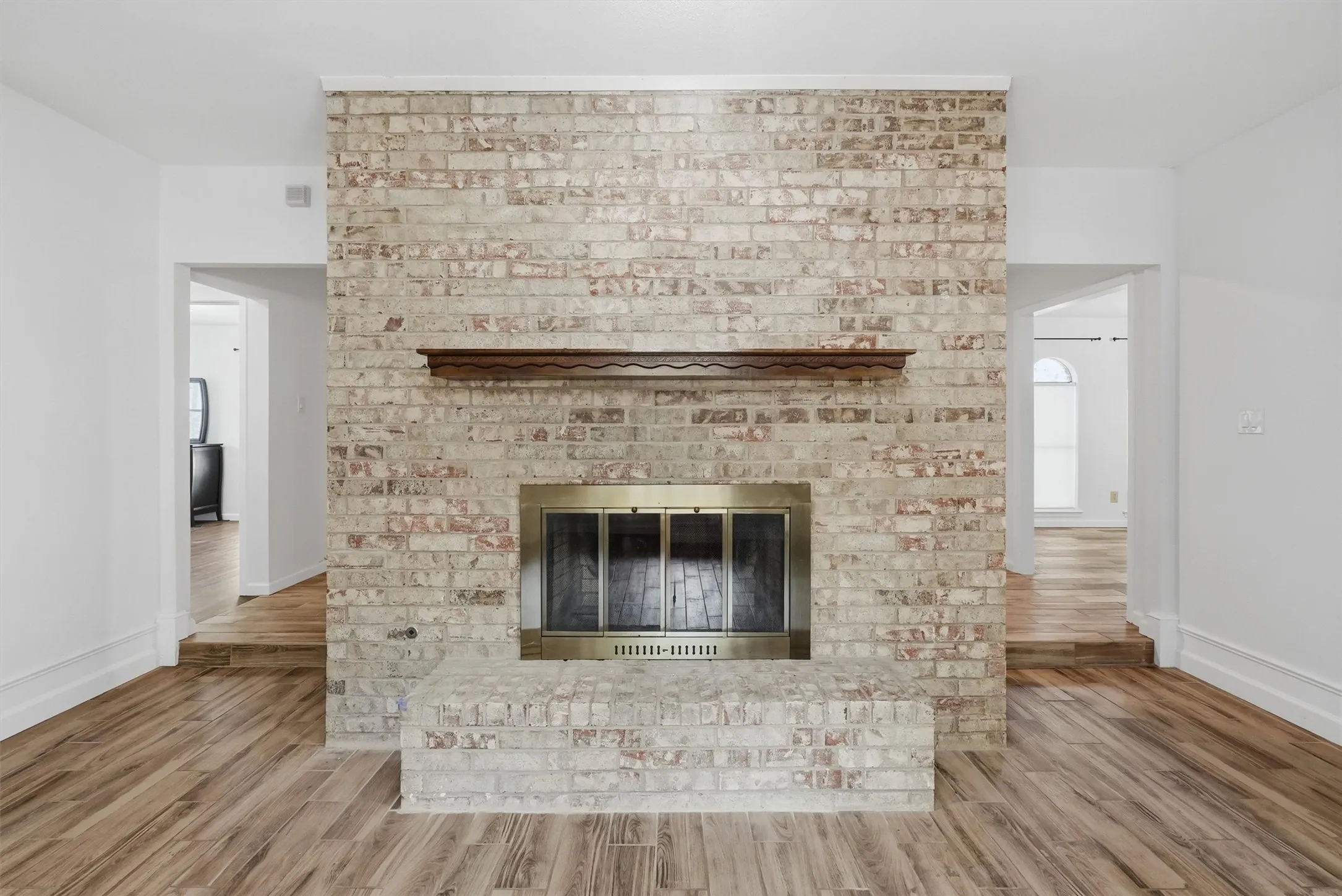 Single Family Residence For Sale in Tarrant County , 6437 Suncrest Court, North Richland Hills, Texas 76180, 3 Bedroom, 2 Bathroom, 2 Garage spaces, 2,120 Sqft, built in 1977, mls#21384347, Real Estate Agent in North Richland Hills, Homes For Sale in Tarrant county, Homes For Sale in North Richland Hills, Realtor in North Richland Hills Texas, Real Estate Brokerage Independent Realty Texas, Luminita Cordes Realtor