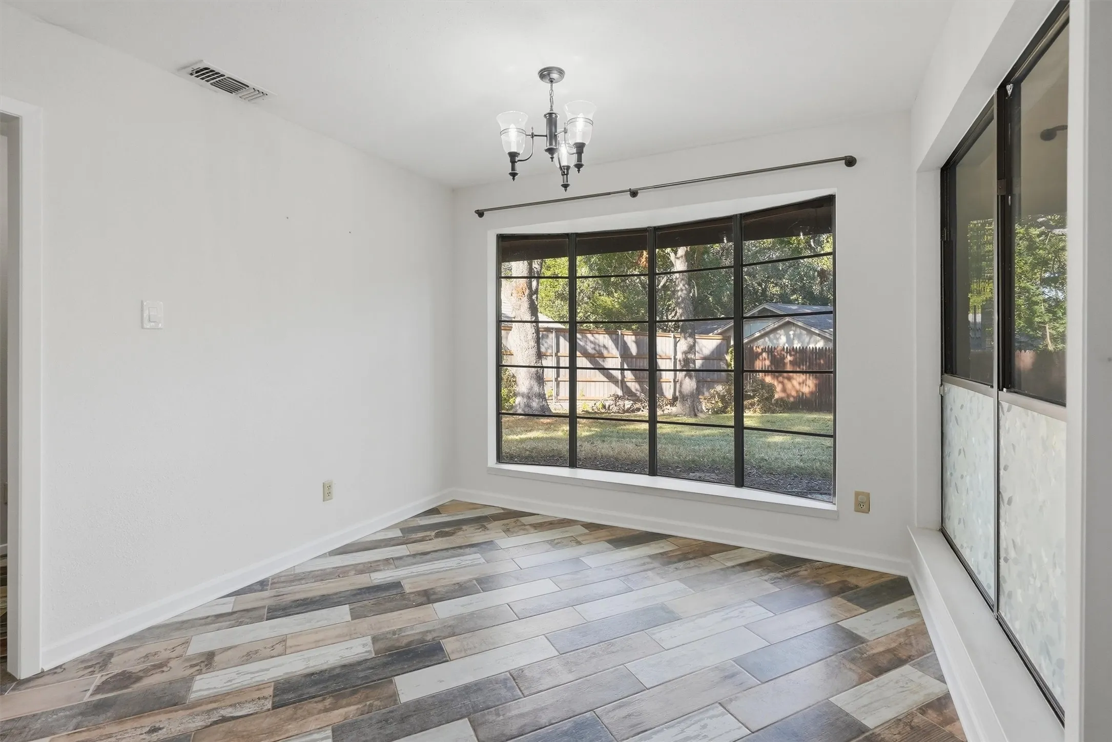 Single Family Residence For Sale in Tarrant County , 6437 Suncrest Court, North Richland Hills, Texas 76180, 3 Bedroom, 2 Bathroom, 2 Garage spaces, 2,120 Sqft, built in 1977, mls#21384347, Real Estate Agent in North Richland Hills, Homes For Sale in Tarrant county, Homes For Sale in North Richland Hills, Realtor in North Richland Hills Texas, Real Estate Brokerage Independent Realty Texas, Luminita Cordes Realtor