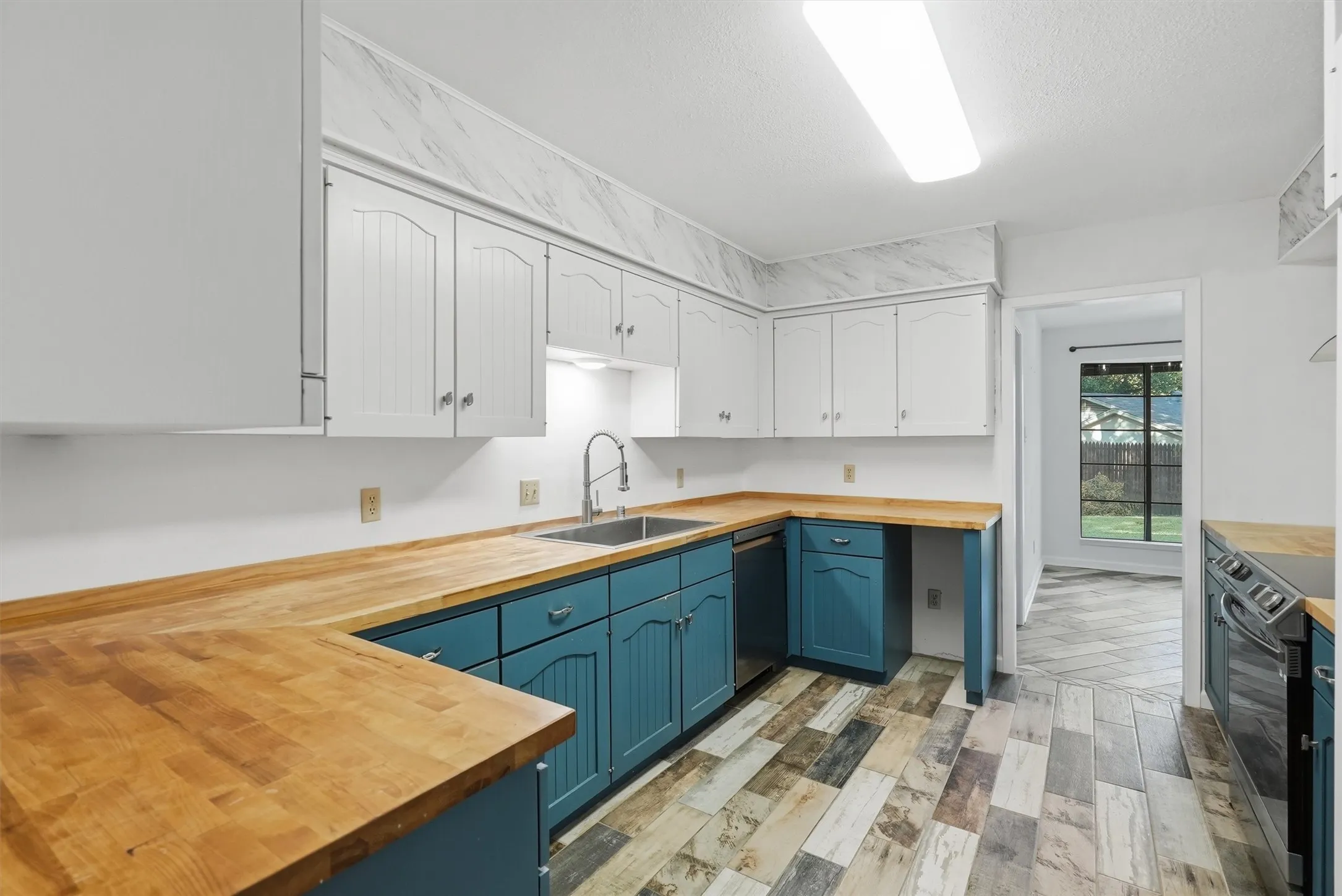 Single Family Residence For Sale in Tarrant County , 6437 Suncrest Court, North Richland Hills, Texas 76180, 3 Bedroom, 2 Bathroom, 2 Garage spaces, 2,120 Sqft, built in 1977, mls#21384347, Real Estate Agent in North Richland Hills, Homes For Sale in Tarrant county, Homes For Sale in North Richland Hills, Realtor in North Richland Hills Texas, Real Estate Brokerage Independent Realty Texas, Luminita Cordes Realtor