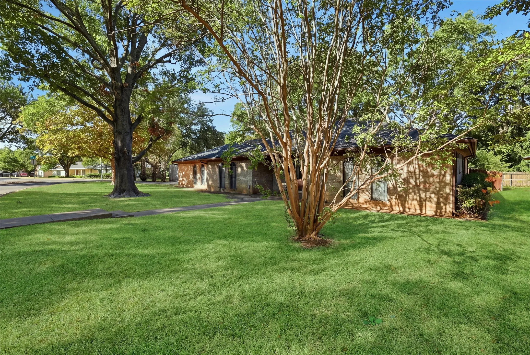 Single Family Residence For Sale in Tarrant County , 6437 Suncrest Court, North Richland Hills, Texas 76180, 3 Bedroom, 2 Bathroom, 2 Garage spaces, 2,120 Sqft, built in 1977, mls#21384347, Real Estate Agent in North Richland Hills, Homes For Sale in Tarrant county, Homes For Sale in North Richland Hills, Realtor in North Richland Hills Texas, Real Estate Brokerage Independent Realty Texas, Luminita Cordes Realtor