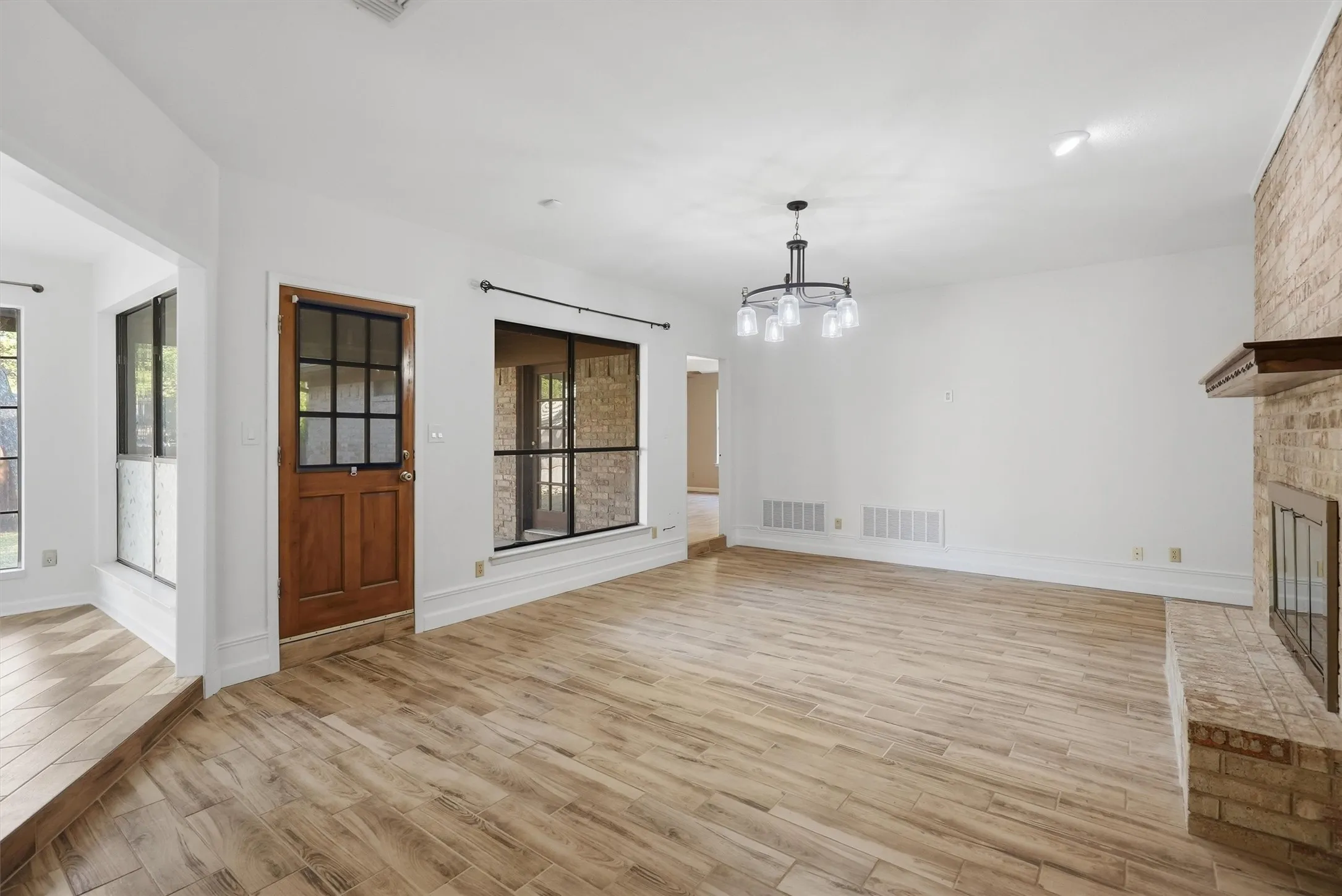 Single Family Residence For Sale in Tarrant County , 6437 Suncrest Court, North Richland Hills, Texas 76180, 3 Bedroom, 2 Bathroom, 2 Garage spaces, 2,120 Sqft, built in 1977, mls#21384347, Real Estate Agent in North Richland Hills, Homes For Sale in Tarrant county, Homes For Sale in North Richland Hills, Realtor in North Richland Hills Texas, Real Estate Brokerage Independent Realty Texas, Luminita Cordes Realtor