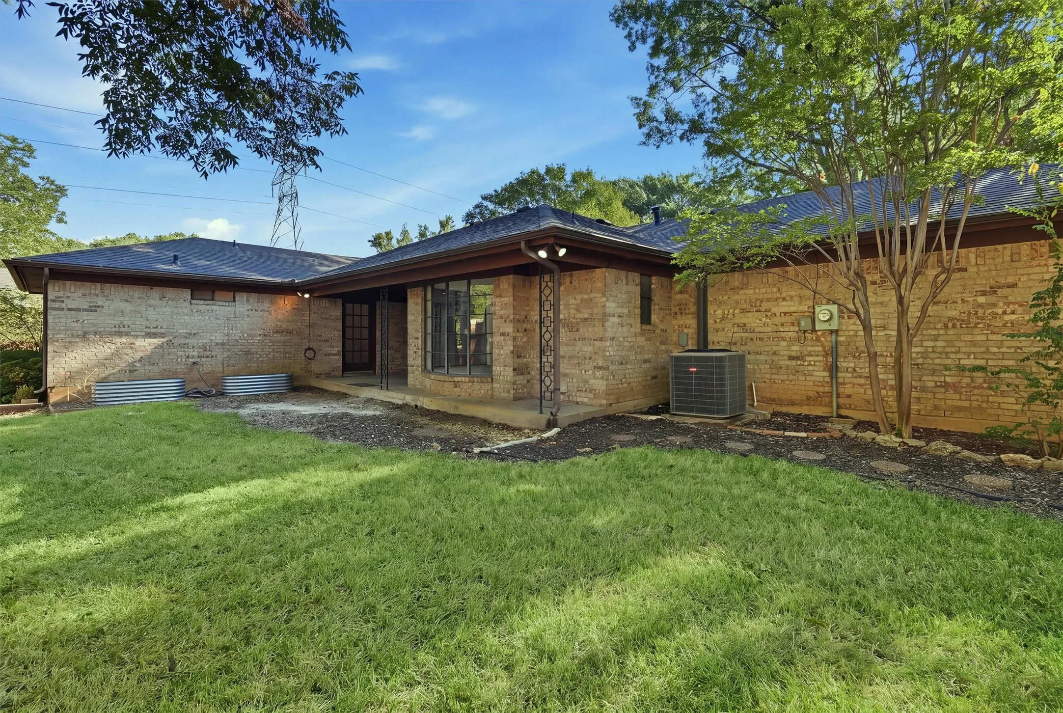 Single Family Residence For Sale in Tarrant County , 6437 Suncrest Court, North Richland Hills, Texas 76180, 3 Bedroom, 2 Bathroom, 2 Garage spaces, 2,120 Sqft, built in 1977, mls#21384347, Real Estate Agent in North Richland Hills, Homes For Sale in Tarrant county, Homes For Sale in North Richland Hills, Realtor in North Richland Hills Texas, Real Estate Brokerage Independent Realty Texas, Luminita Cordes Realtor