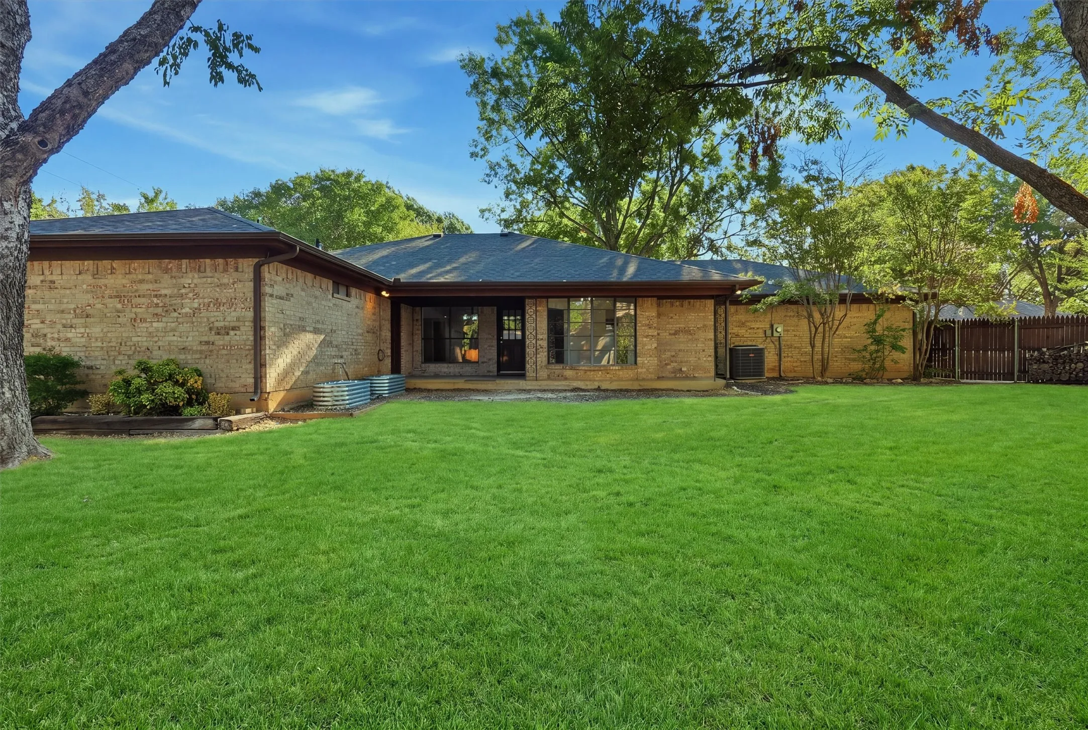 Single Family Residence For Sale in Tarrant County , 6437 Suncrest Court, North Richland Hills, Texas 76180, 3 Bedroom, 2 Bathroom, 2 Garage spaces, 2,120 Sqft, built in 1977, mls#21384347, Real Estate Agent in North Richland Hills, Homes For Sale in Tarrant county, Homes For Sale in North Richland Hills, Realtor in North Richland Hills Texas, Real Estate Brokerage Independent Realty Texas, Luminita Cordes Realtor