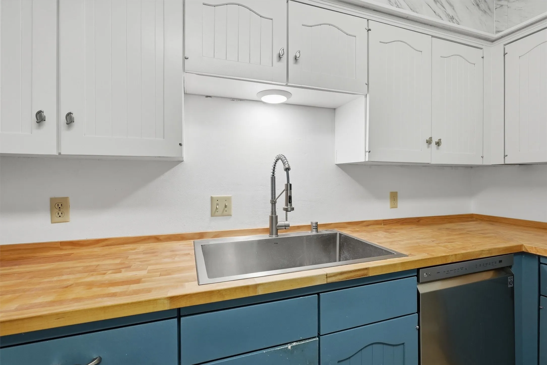 Single Family Residence For Sale in Tarrant County , 6437 Suncrest Court, North Richland Hills, Texas 76180, 3 Bedroom, 2 Bathroom, 2 Garage spaces, 2,120 Sqft, built in 1977, mls#21384347, Real Estate Agent in North Richland Hills, Homes For Sale in Tarrant county, Homes For Sale in North Richland Hills, Realtor in North Richland Hills Texas, Real Estate Brokerage Independent Realty Texas, Luminita Cordes Realtor