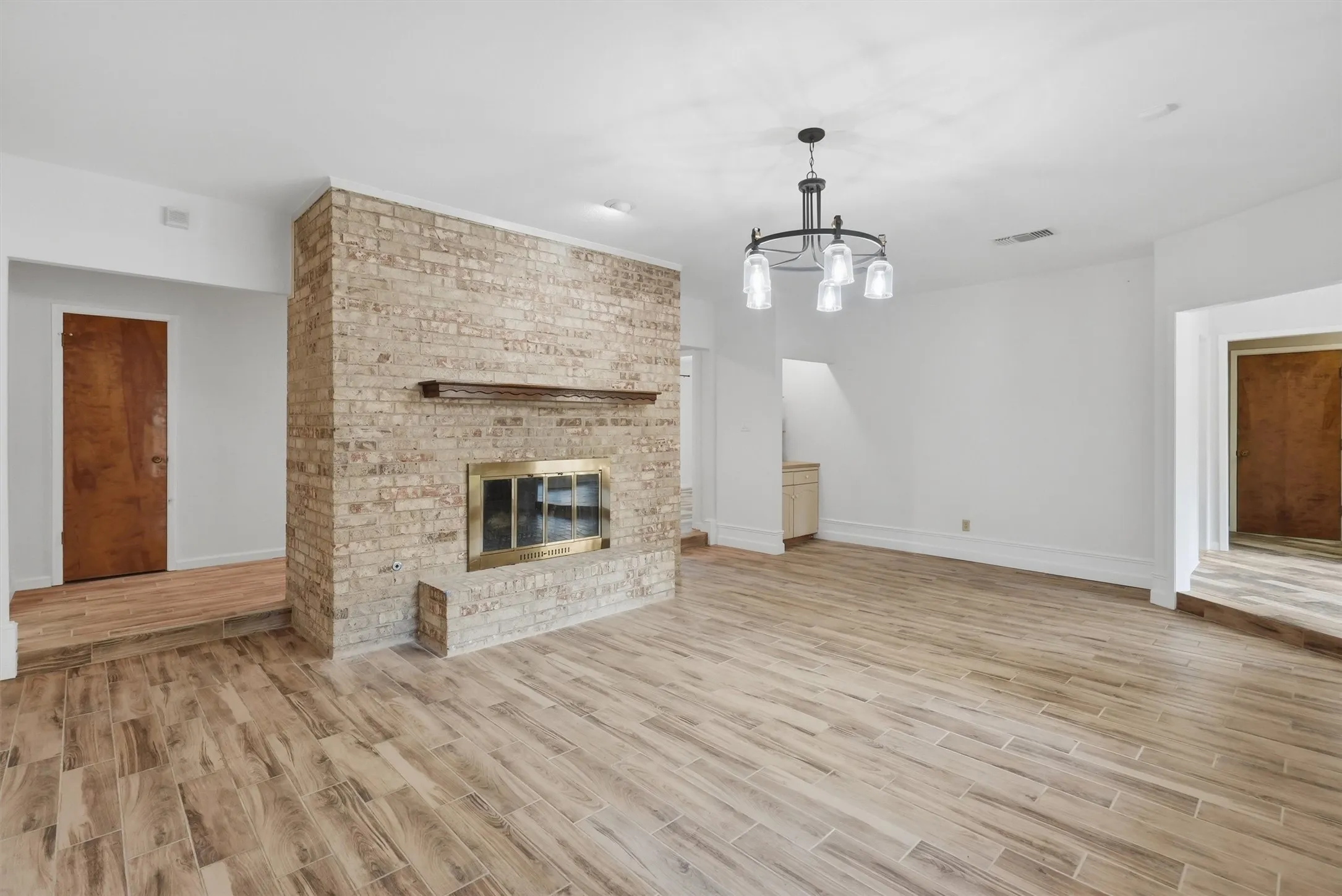 Single Family Residence For Sale in Tarrant County , 6437 Suncrest Court, North Richland Hills, Texas 76180, 3 Bedroom, 2 Bathroom, 2 Garage spaces, 2,120 Sqft, built in 1977, mls#21384347, Real Estate Agent in North Richland Hills, Homes For Sale in Tarrant county, Homes For Sale in North Richland Hills, Realtor in North Richland Hills Texas, Real Estate Brokerage Independent Realty Texas, Luminita Cordes Realtor