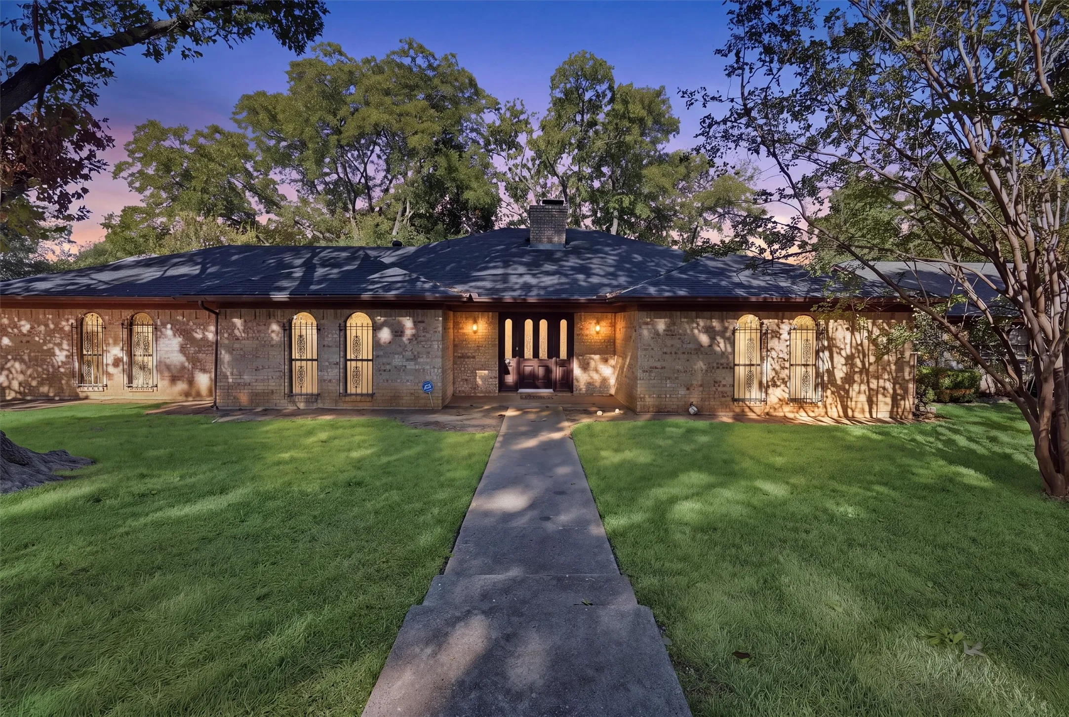 Single Family Residence For Sale in Tarrant County , 6437 Suncrest Court, North Richland Hills, Texas 76180, 3 Bedroom, 2 Bathroom, 2 Garage spaces, 2,120 Sqft, built in 1977, mls#21384347, Real Estate Agent in North Richland Hills, Homes For Sale in Tarrant county, Homes For Sale in North Richland Hills, Realtor in North Richland Hills Texas, Real Estate Brokerage Independent Realty Texas, Luminita Cordes Realtor