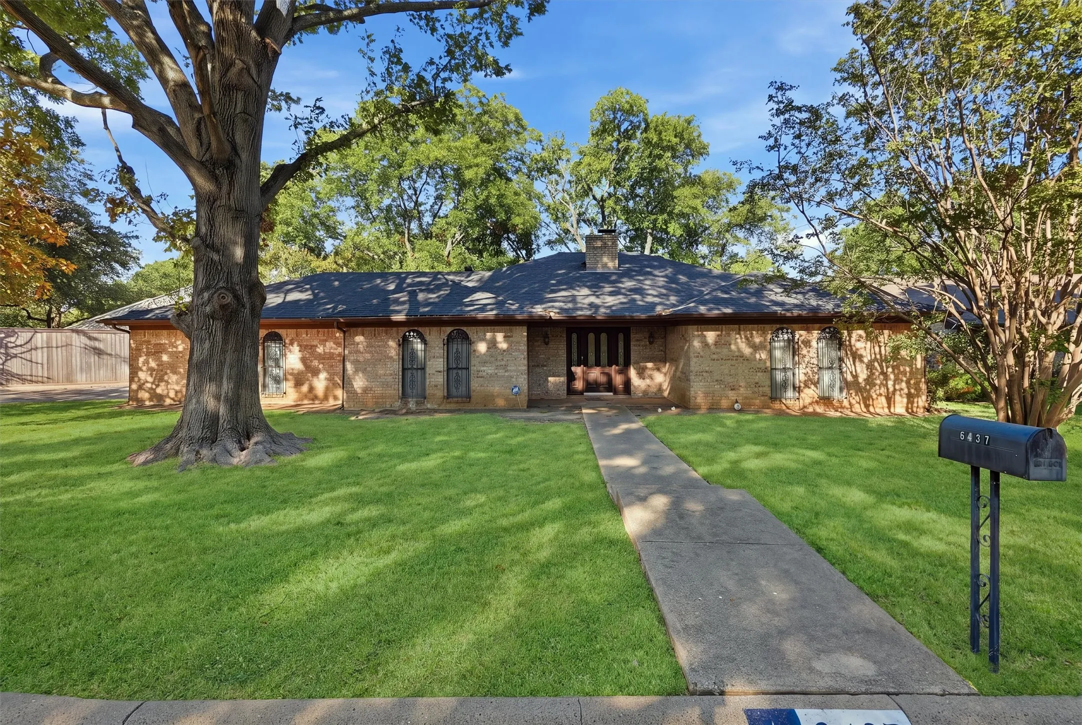 Single Family Residence For Sale in Tarrant County , 6437 Suncrest Court, North Richland Hills, Texas 76180, 3 Bedroom, 2 Bathroom, 2 Garage spaces, 2,120 Sqft, built in 1977, mls#21384347, Real Estate Agent in North Richland Hills, Homes For Sale in Tarrant county, Homes For Sale in North Richland Hills, Realtor in North Richland Hills Texas, Real Estate Brokerage Independent Realty Texas, Luminita Cordes Realtor
