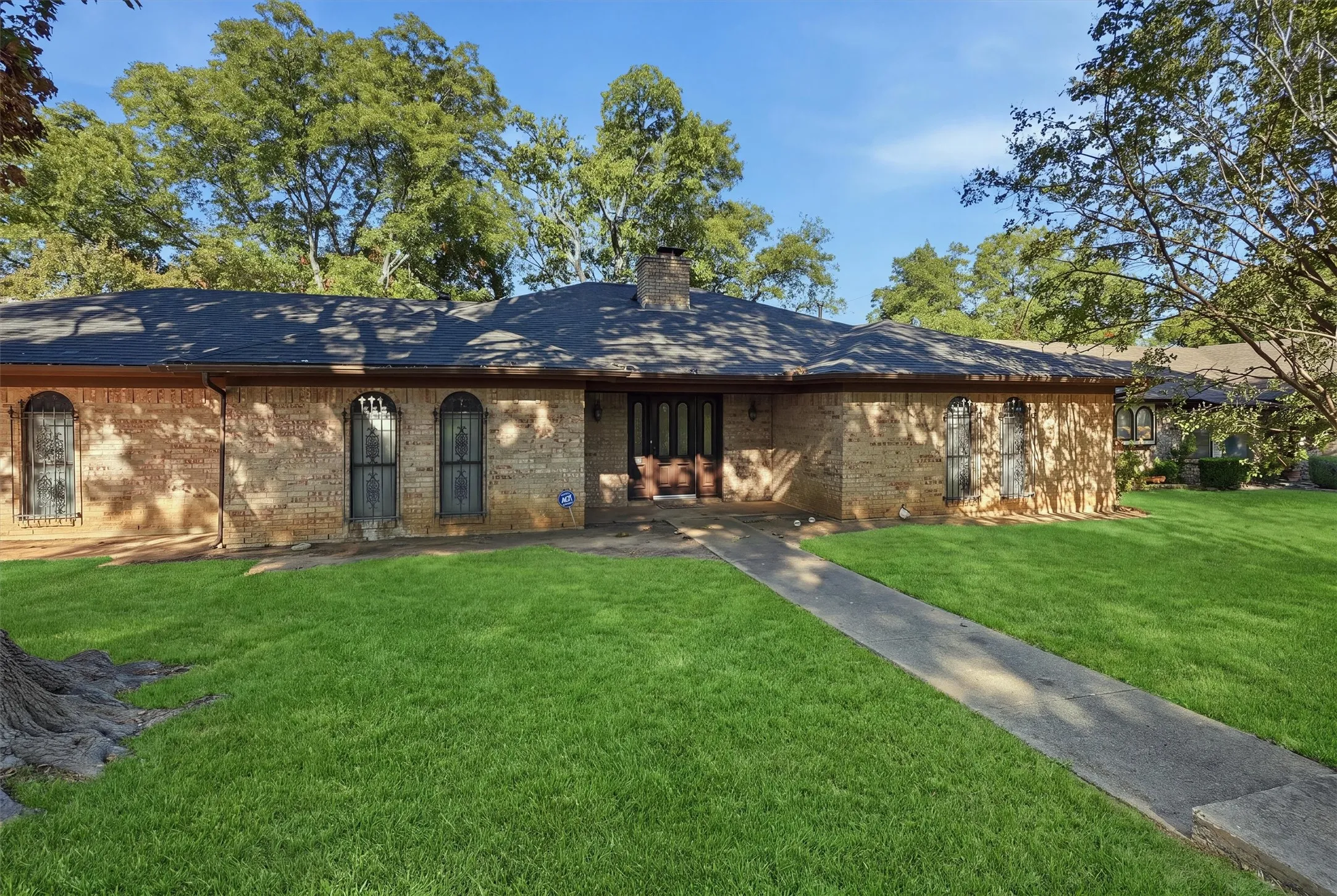 Single Family Residence For Sale in Tarrant County , 6437 Suncrest Court, North Richland Hills, Texas 76180, 3 Bedroom, 2 Bathroom, 2 Garage spaces, 2,120 Sqft, built in 1977, mls#21384347, Real Estate Agent in North Richland Hills, Homes For Sale in Tarrant county, Homes For Sale in North Richland Hills, Realtor in North Richland Hills Texas, Real Estate Brokerage Independent Realty Texas, Luminita Cordes Realtor