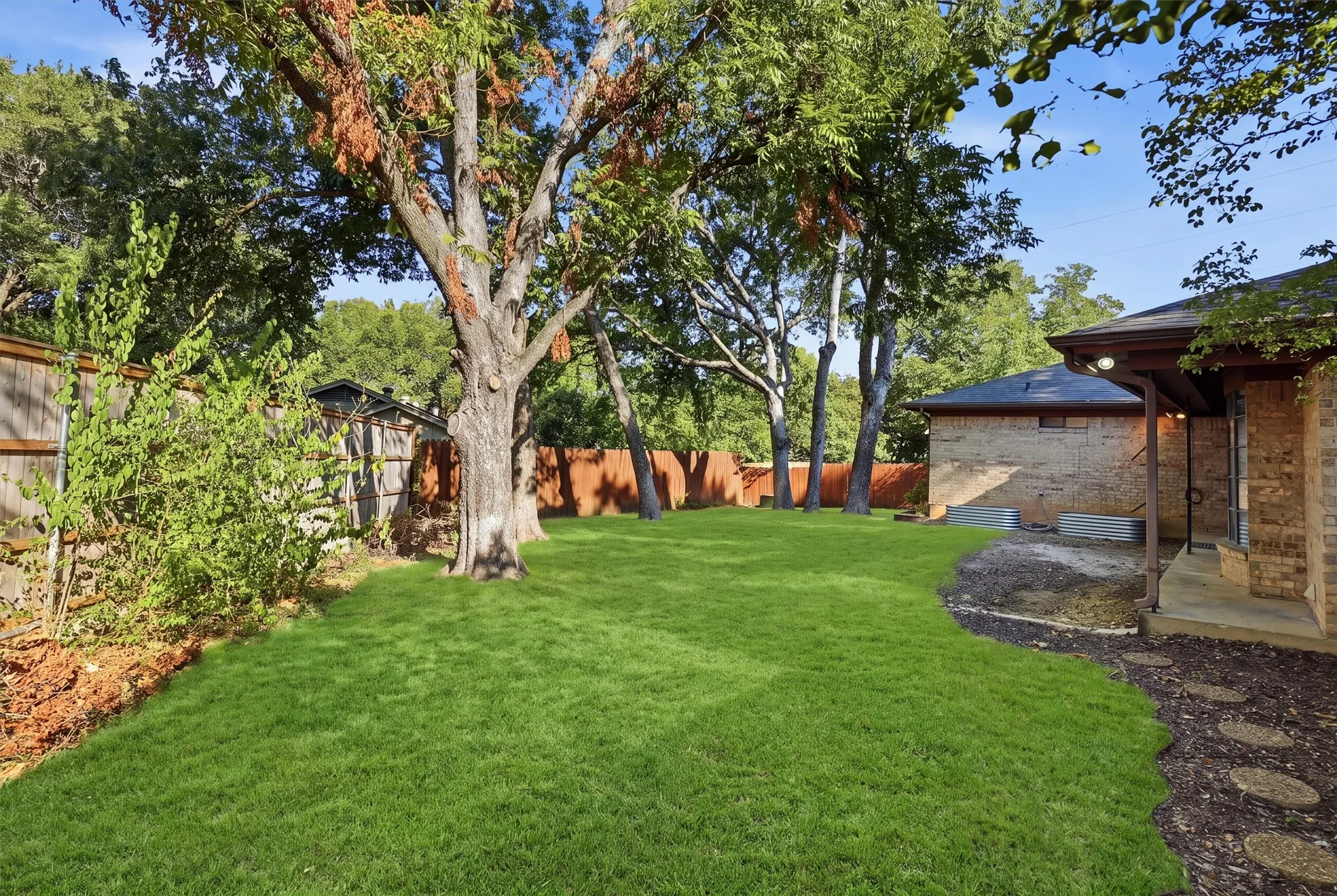 Single Family Residence For Sale in Tarrant County , 6437 Suncrest Court, North Richland Hills, Texas 76180, 3 Bedroom, 2 Bathroom, 2 Garage spaces, 2,120 Sqft, built in 1977, mls#21384347, Real Estate Agent in North Richland Hills, Homes For Sale in Tarrant county, Homes For Sale in North Richland Hills, Realtor in North Richland Hills Texas, Real Estate Brokerage Independent Realty Texas, Luminita Cordes Realtor