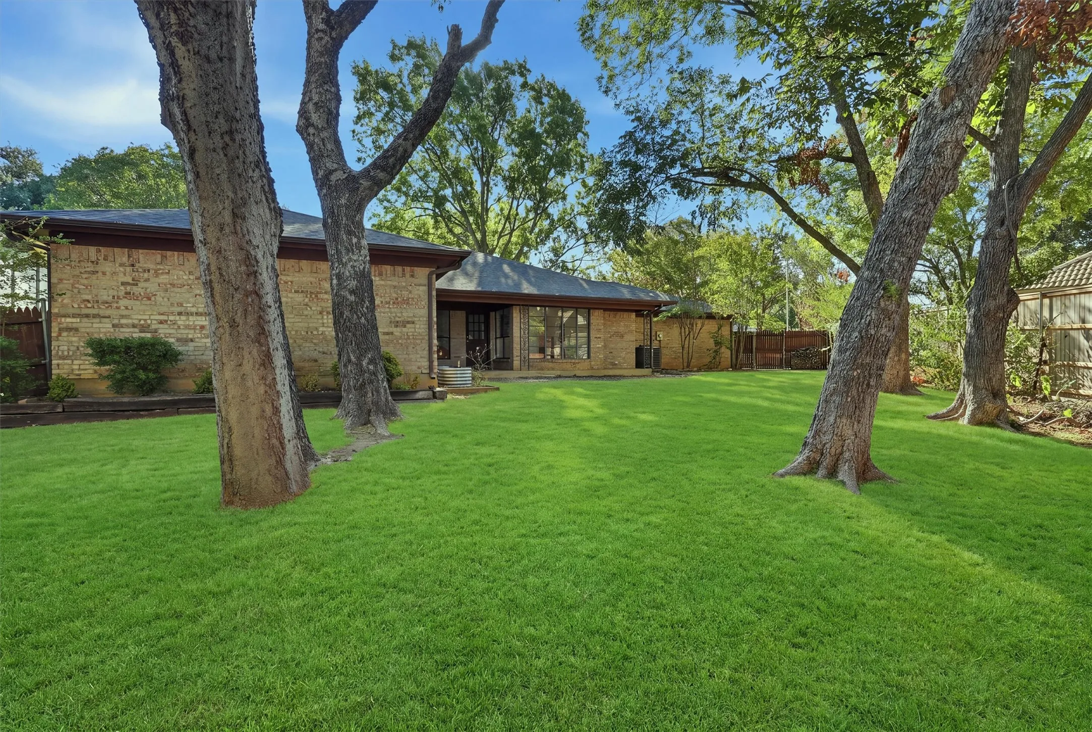 Single Family Residence For Sale in Tarrant County , 6437 Suncrest Court, North Richland Hills, Texas 76180, 3 Bedroom, 2 Bathroom, 2 Garage spaces, 2,120 Sqft, built in 1977, mls#21384347, Real Estate Agent in North Richland Hills, Homes For Sale in Tarrant county, Homes For Sale in North Richland Hills, Realtor in North Richland Hills Texas, Real Estate Brokerage Independent Realty Texas, Luminita Cordes Realtor
