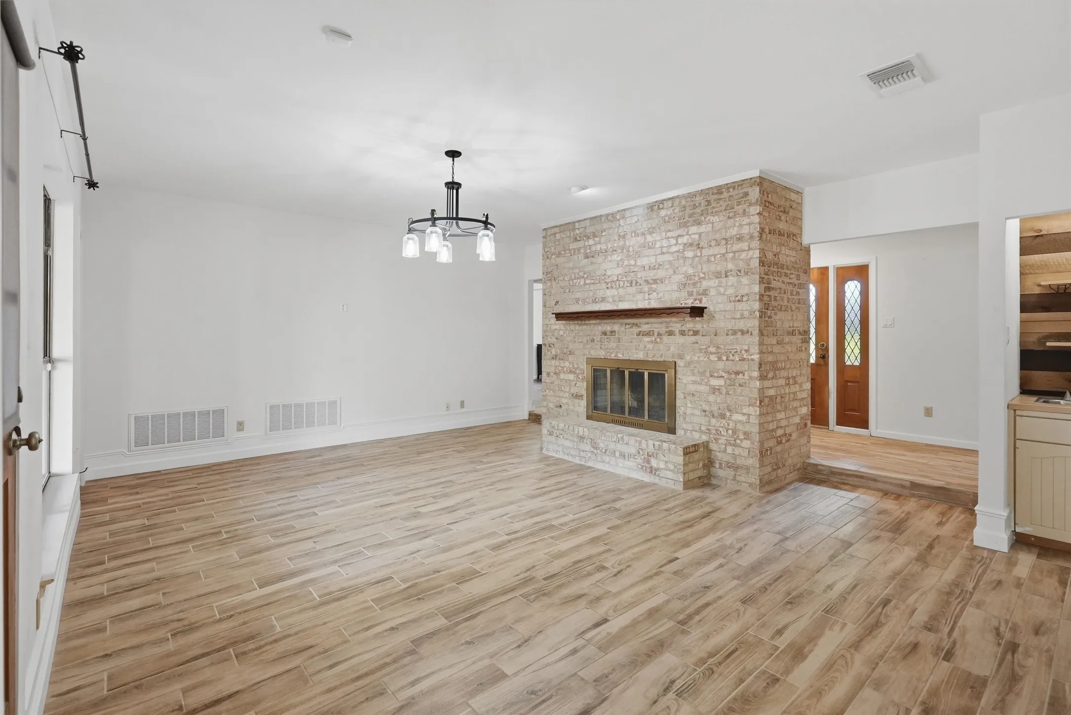 Single Family Residence For Sale in Tarrant County , 6437 Suncrest Court, North Richland Hills, Texas 76180, 3 Bedroom, 2 Bathroom, 2 Garage spaces, 2,120 Sqft, built in 1977, mls#21384347, Real Estate Agent in North Richland Hills, Homes For Sale in Tarrant county, Homes For Sale in North Richland Hills, Realtor in North Richland Hills Texas, Real Estate Brokerage Independent Realty Texas, Luminita Cordes Realtor