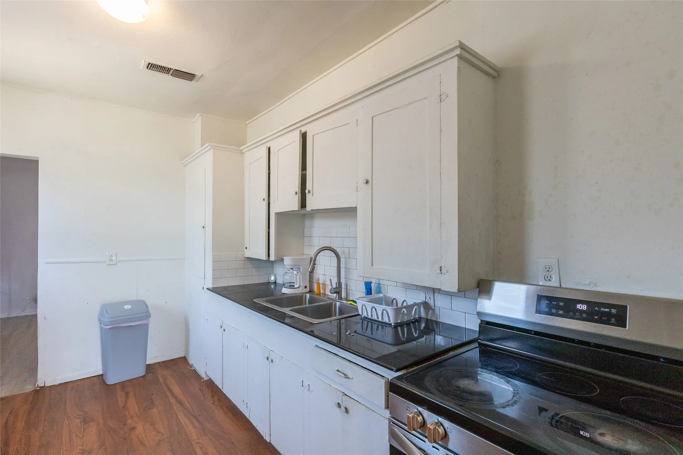 Single Family Residence For Rent in Taylor County , 1833 N 7th Street, Abilene, Texas 79603, 3 Bedroom, 2 Bathroom, Garage spaces, 1,516 Sqft, built in 1942, mls#21384859, Real Estate Agent in Abilene, Homes For Rent in Taylor county, Homes For Rent in Abilene, Realtor in Abilene Texas, Real Estate Brokerage Independent Realty Texas, Luminita Cordes Realtor