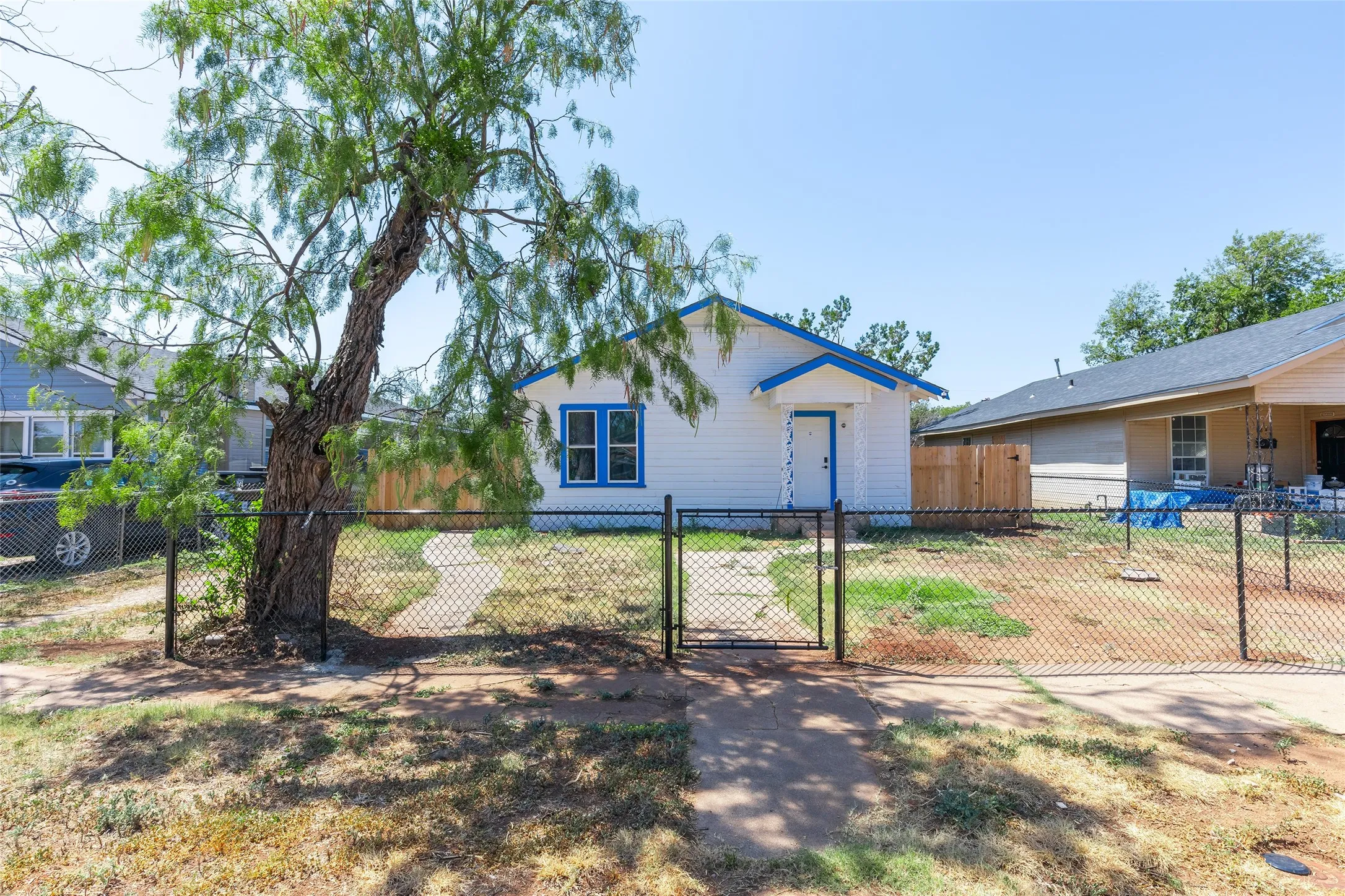 Single Family Residence For Rent in Taylor County , 1833 N 7th Street, Abilene, Texas 79603, 3 Bedroom, 2 Bathroom, Garage spaces, 1,516 Sqft, built in 1942, mls#21384859, Real Estate Agent in Abilene, Homes For Rent in Taylor county, Homes For Rent in Abilene, Realtor in Abilene Texas, Real Estate Brokerage Independent Realty Texas, Luminita Cordes Realtor