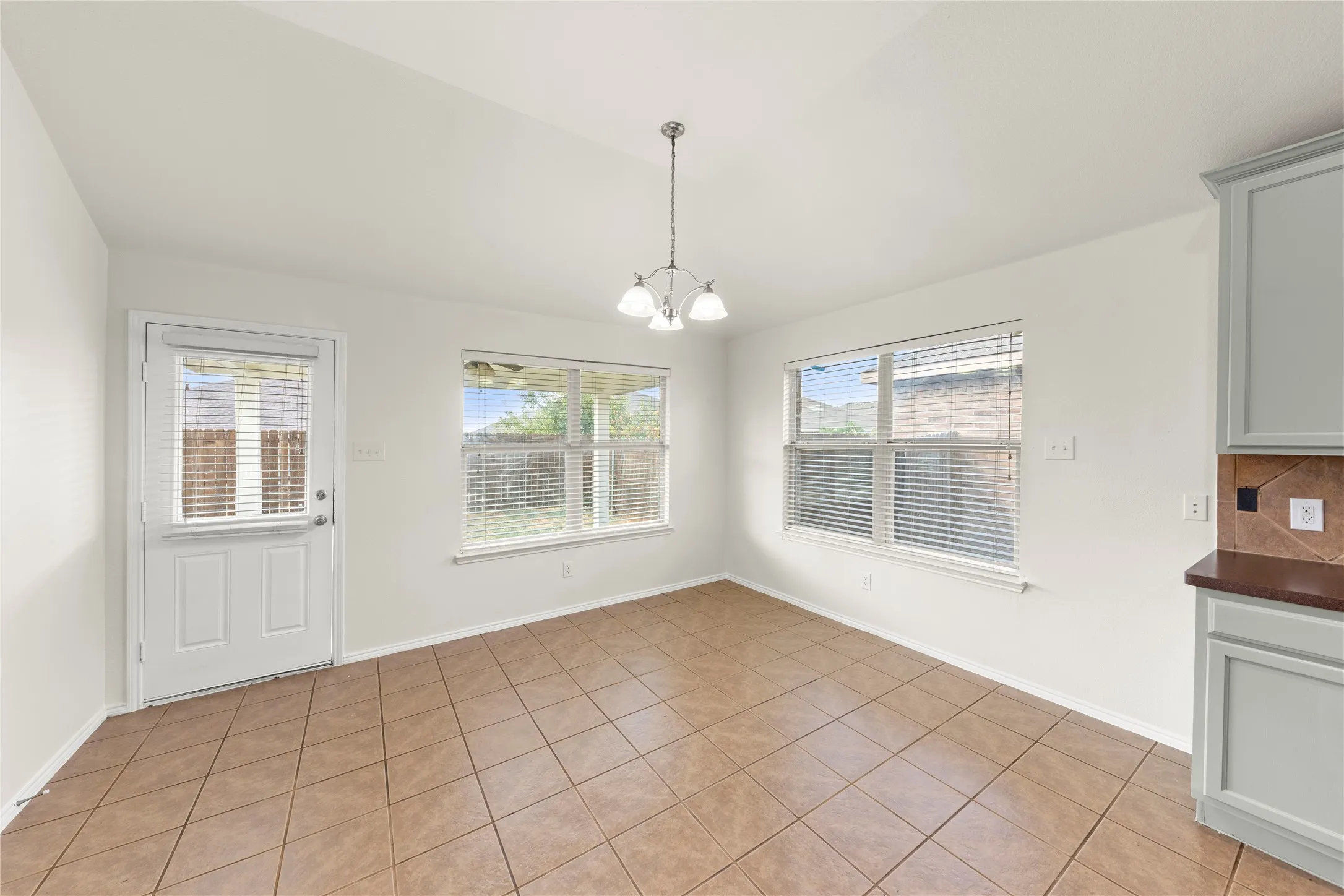 Single Family Residence For Sale in Kaufman County , 1115 Mule Deer Road, Forney, Texas 75126, 4 Bedroom, 2 Bathroom, 2 Garage spaces, 1,852 Sqft, built in 2006, mls#21384860, Real Estate Agent in Forney, Homes For Sale in Kaufman county, Homes For Sale in Forney, Realtor in Forney Texas, Real Estate Brokerage Independent Realty Texas, Luminita Cordes Realtor