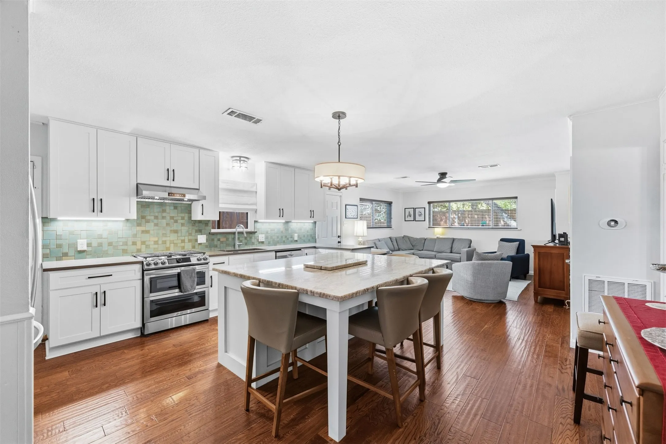 Single Family Residence For Sale in Dallas County , 1715 Lansford Avenue, Dallas, Texas 75224, 3 Bedroom, 2 Bathroom, 1 Garage spaces, 1,459 Sqft, built in 1947, mls#21383585, Real Estate Agent in Dallas, Homes For Sale in Dallas county, Homes For Sale in Dallas, Realtor in Dallas Texas, Real Estate Brokerage Independent Realty Texas, Luminita Cordes Realtor