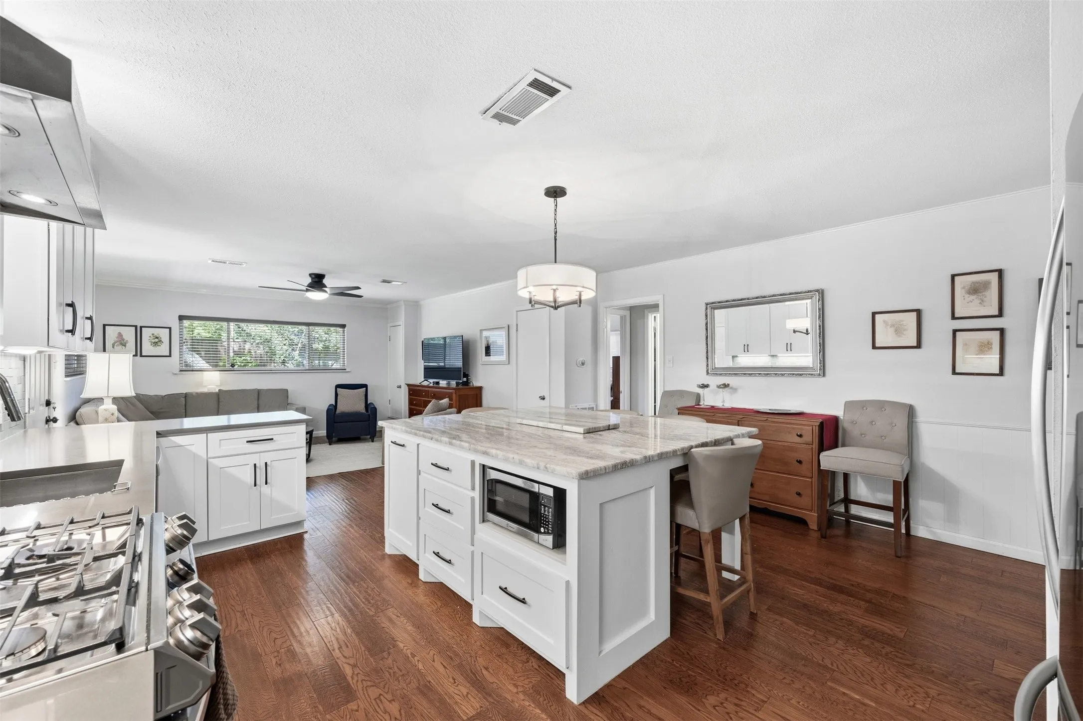 Single Family Residence For Sale in Dallas County , 1715 Lansford Avenue, Dallas, Texas 75224, 3 Bedroom, 2 Bathroom, 1 Garage spaces, 1,459 Sqft, built in 1947, mls#21383585, Real Estate Agent in Dallas, Homes For Sale in Dallas county, Homes For Sale in Dallas, Realtor in Dallas Texas, Real Estate Brokerage Independent Realty Texas, Luminita Cordes Realtor