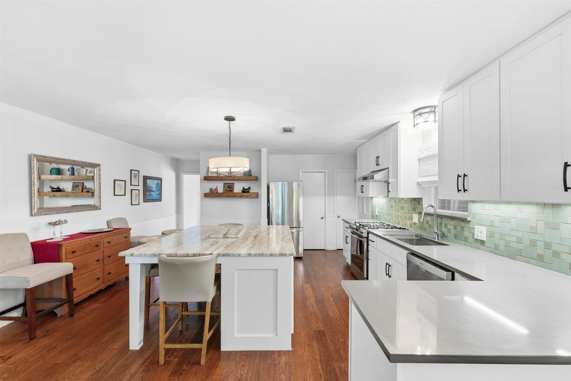 Single Family Residence For Sale in Dallas County , 1715 Lansford Avenue, Dallas, Texas 75224, 3 Bedroom, 2 Bathroom, 1 Garage spaces, 1,459 Sqft, built in 1947, mls#21383585, Real Estate Agent in Dallas, Homes For Sale in Dallas county, Homes For Sale in Dallas, Realtor in Dallas Texas, Real Estate Brokerage Independent Realty Texas, Luminita Cordes Realtor
