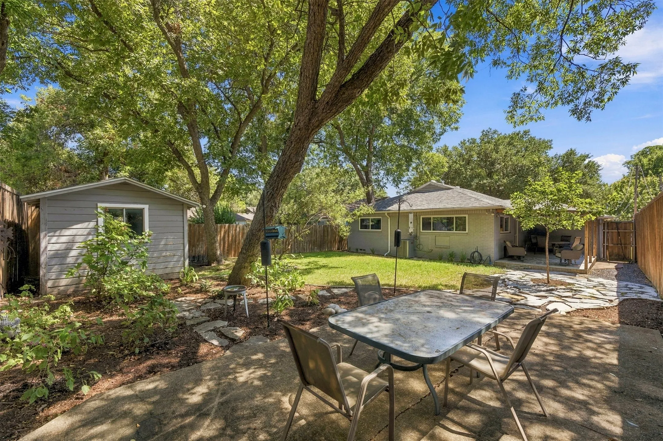 Single Family Residence For Sale in Dallas County , 1715 Lansford Avenue, Dallas, Texas 75224, 3 Bedroom, 2 Bathroom, 1 Garage spaces, 1,459 Sqft, built in 1947, mls#21383585, Real Estate Agent in Dallas, Homes For Sale in Dallas county, Homes For Sale in Dallas, Realtor in Dallas Texas, Real Estate Brokerage Independent Realty Texas, Luminita Cordes Realtor