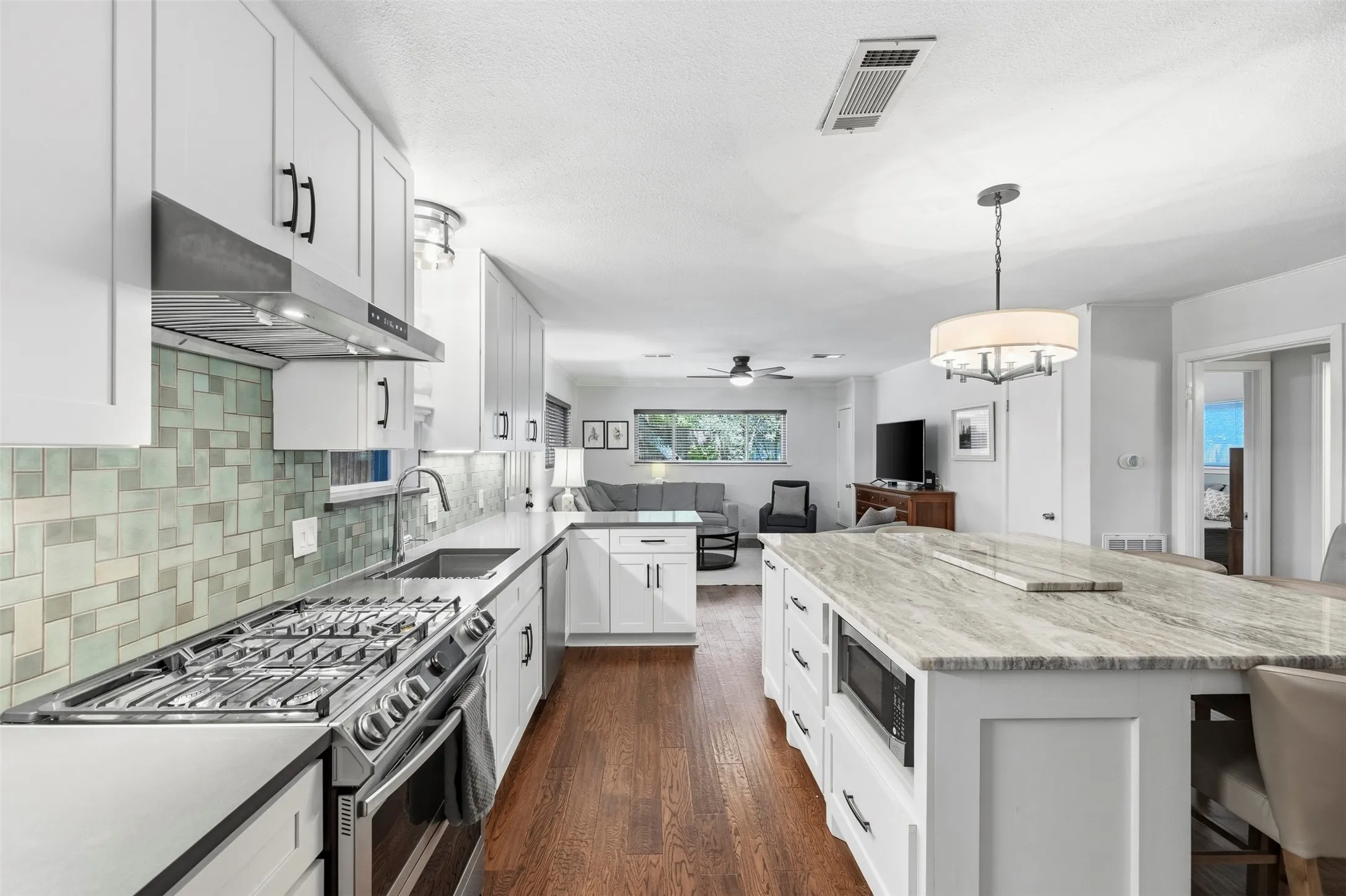 Single Family Residence For Sale in Dallas County , 1715 Lansford Avenue, Dallas, Texas 75224, 3 Bedroom, 2 Bathroom, 1 Garage spaces, 1,459 Sqft, built in 1947, mls#21383585, Real Estate Agent in Dallas, Homes For Sale in Dallas county, Homes For Sale in Dallas, Realtor in Dallas Texas, Real Estate Brokerage Independent Realty Texas, Luminita Cordes Realtor