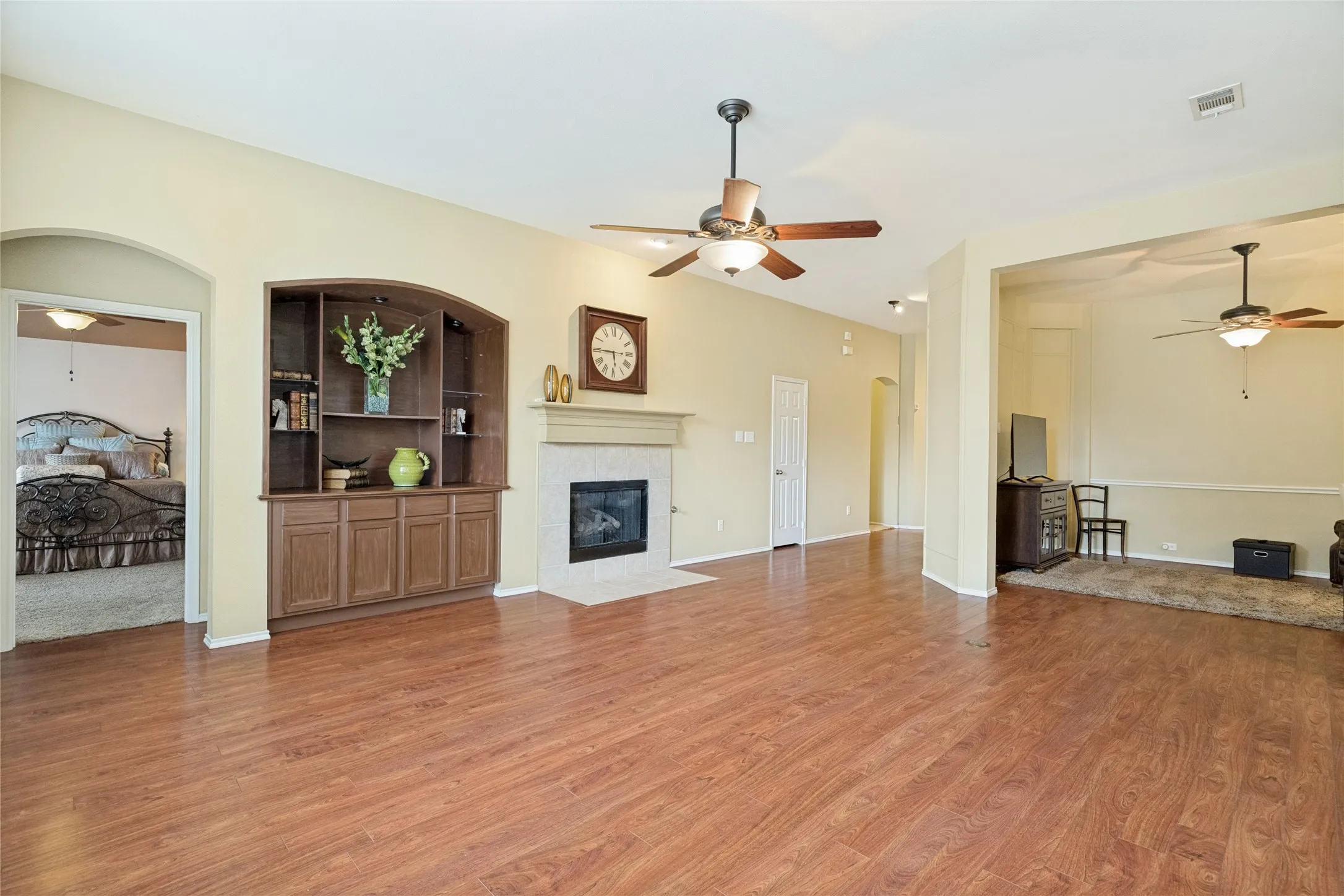 Single Family Residence For Sale in Collin County , 1233 Miller Lane, Celina, Texas 75009, 4 Bedroom, 2 Bathroom, 2 Garage spaces, 2,053 Sqft, built in 2004, mls#21383891, Real Estate Agent in Celina, Homes For Sale in Collin county, Homes For Sale in Celina, Realtor in Celina Texas, Real Estate Brokerage Independent Realty Texas, Luminita Cordes Realtor